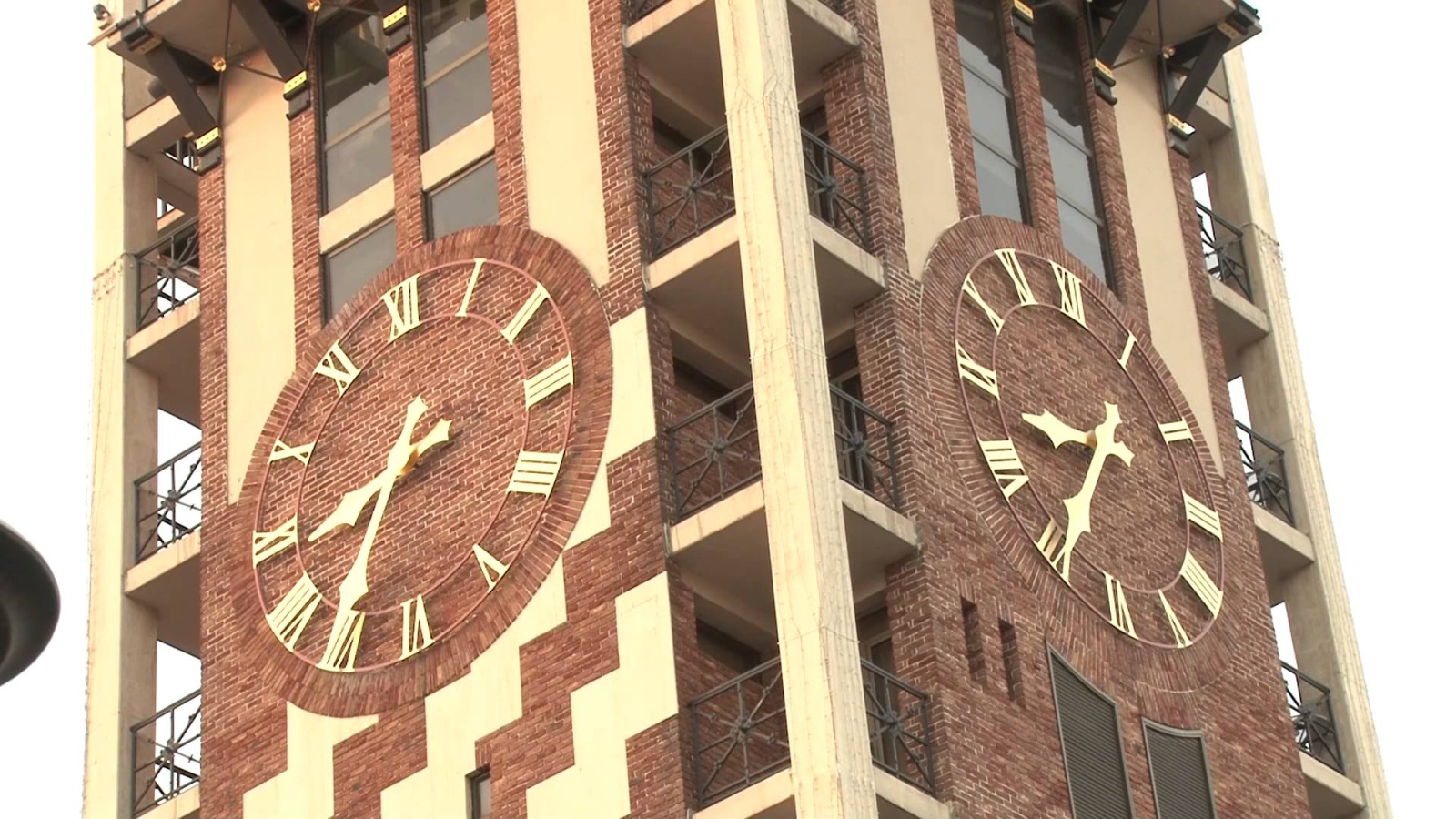 Часы на высотном здании Батуми 