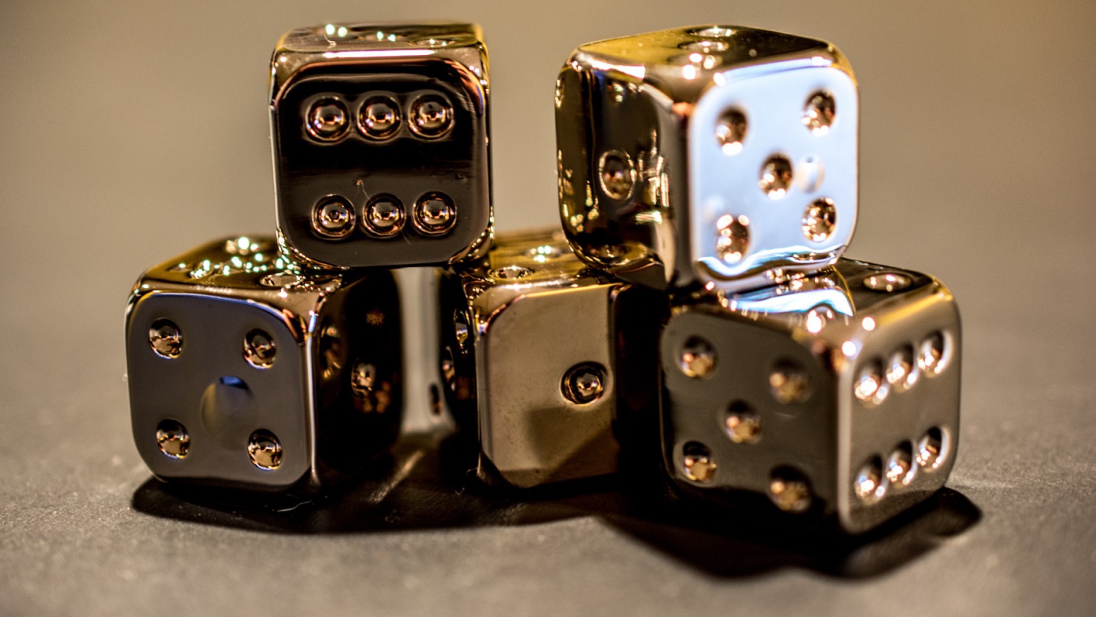 Золотые игральные кости 