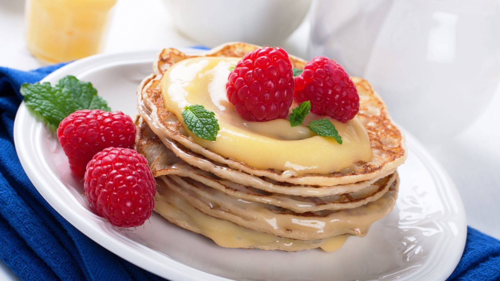 Аппетитные оладьи со сгущенкой и малиной