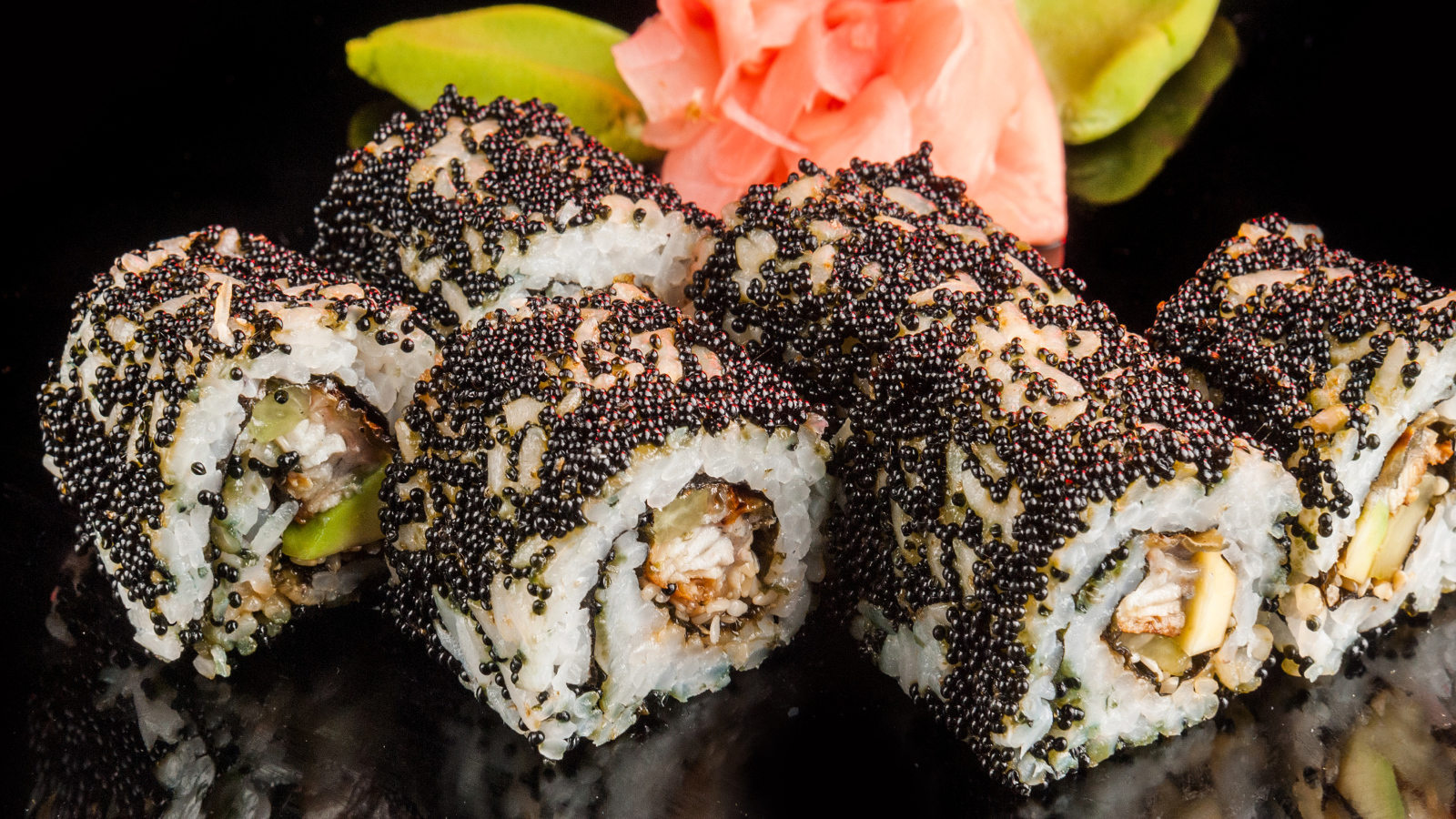 Аппетитные роллы с черной икрой 