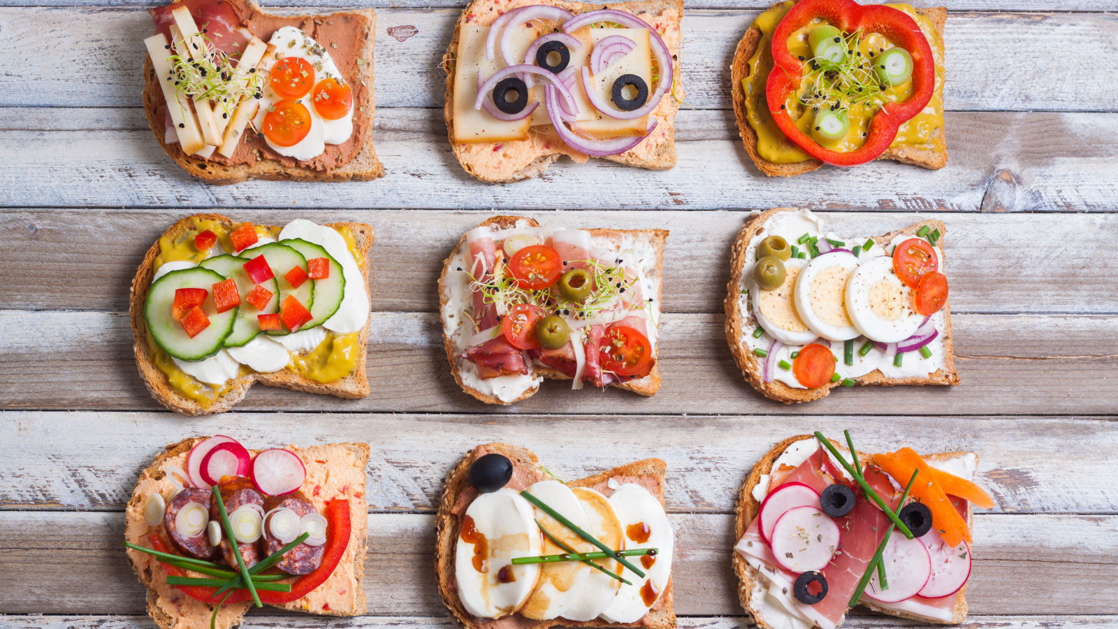 Аппетитные бутерброды на деревянном столе вид сверху