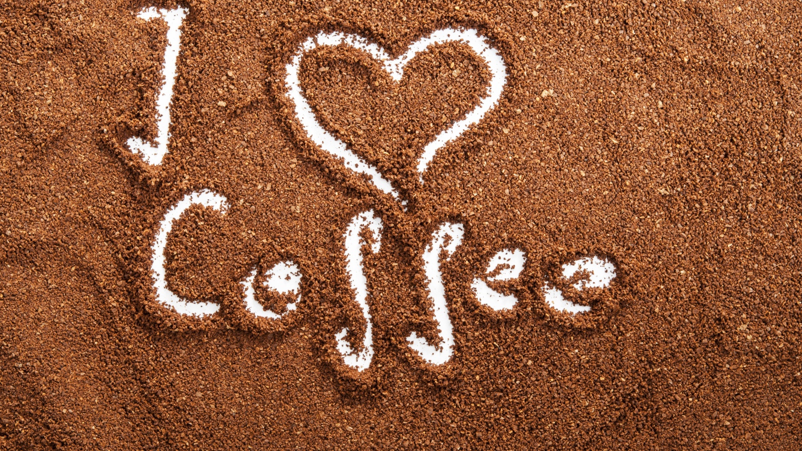 Черный молотый кофе с надписью Я люблю кофе