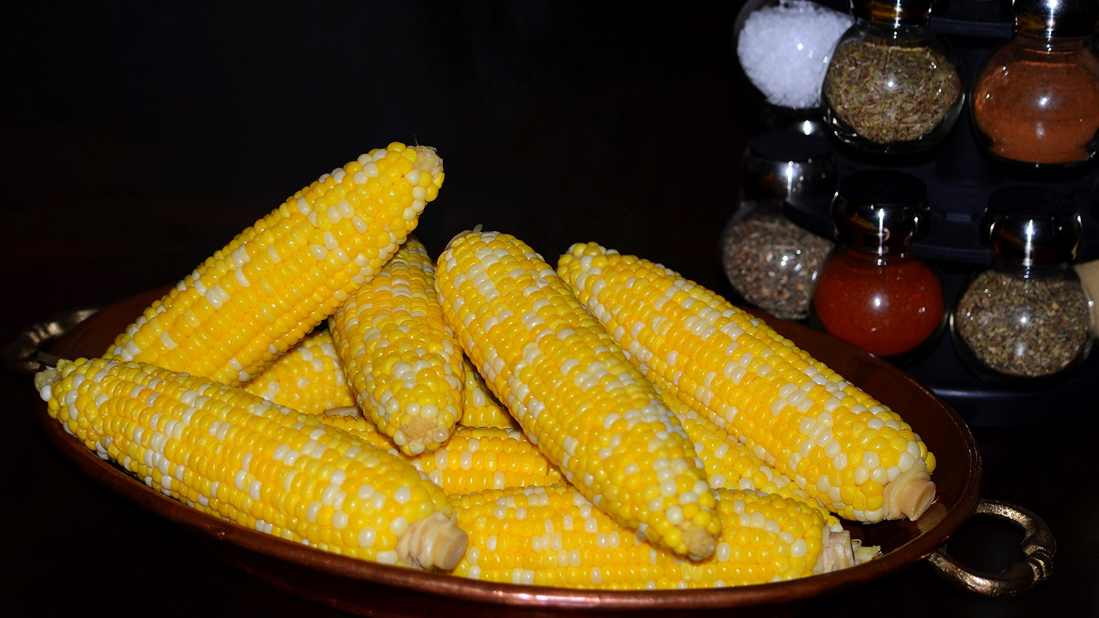 Вареная кукуруза на блюде крупным планом