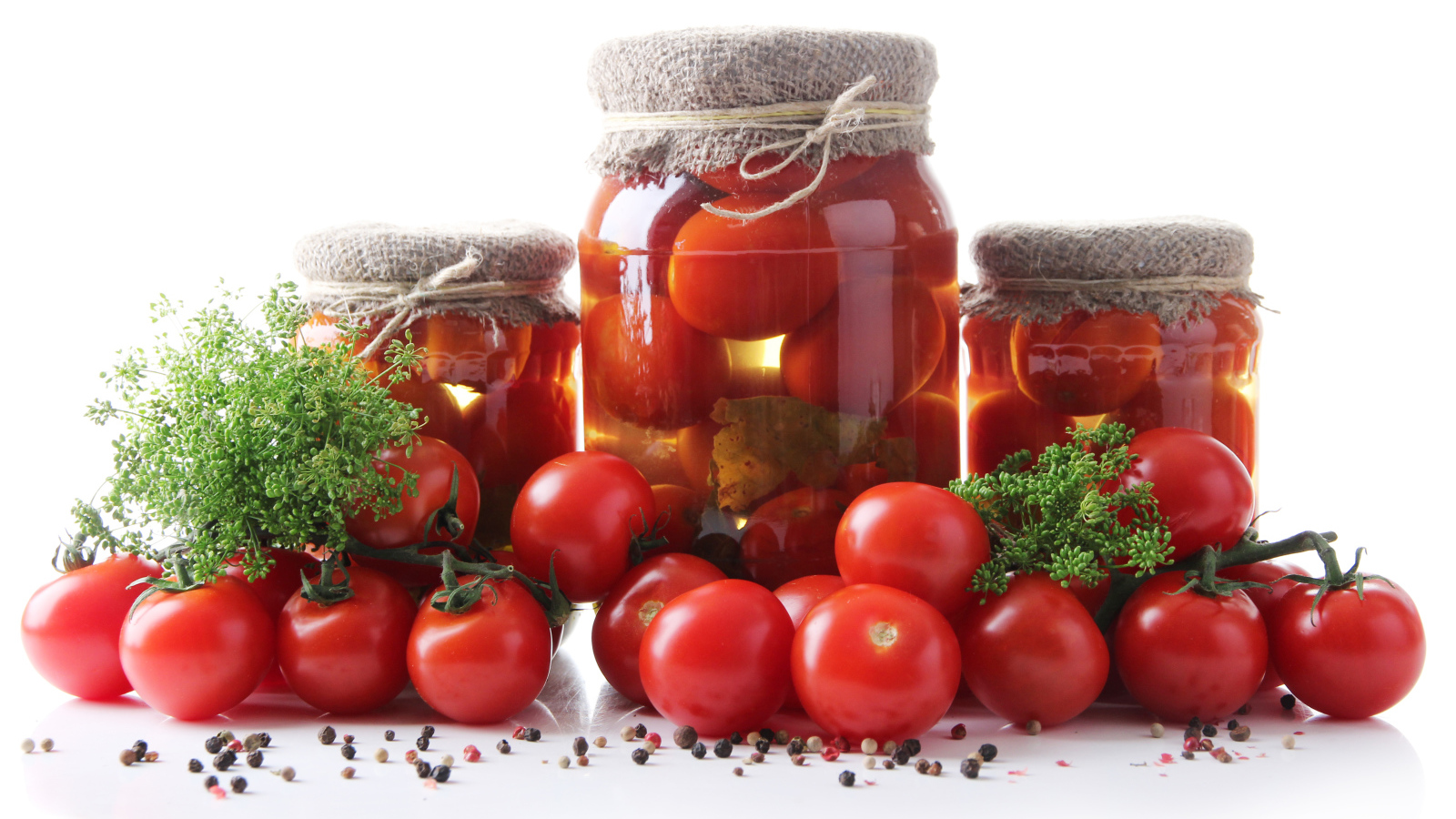 Консервированные помидоры в стеклянных банках