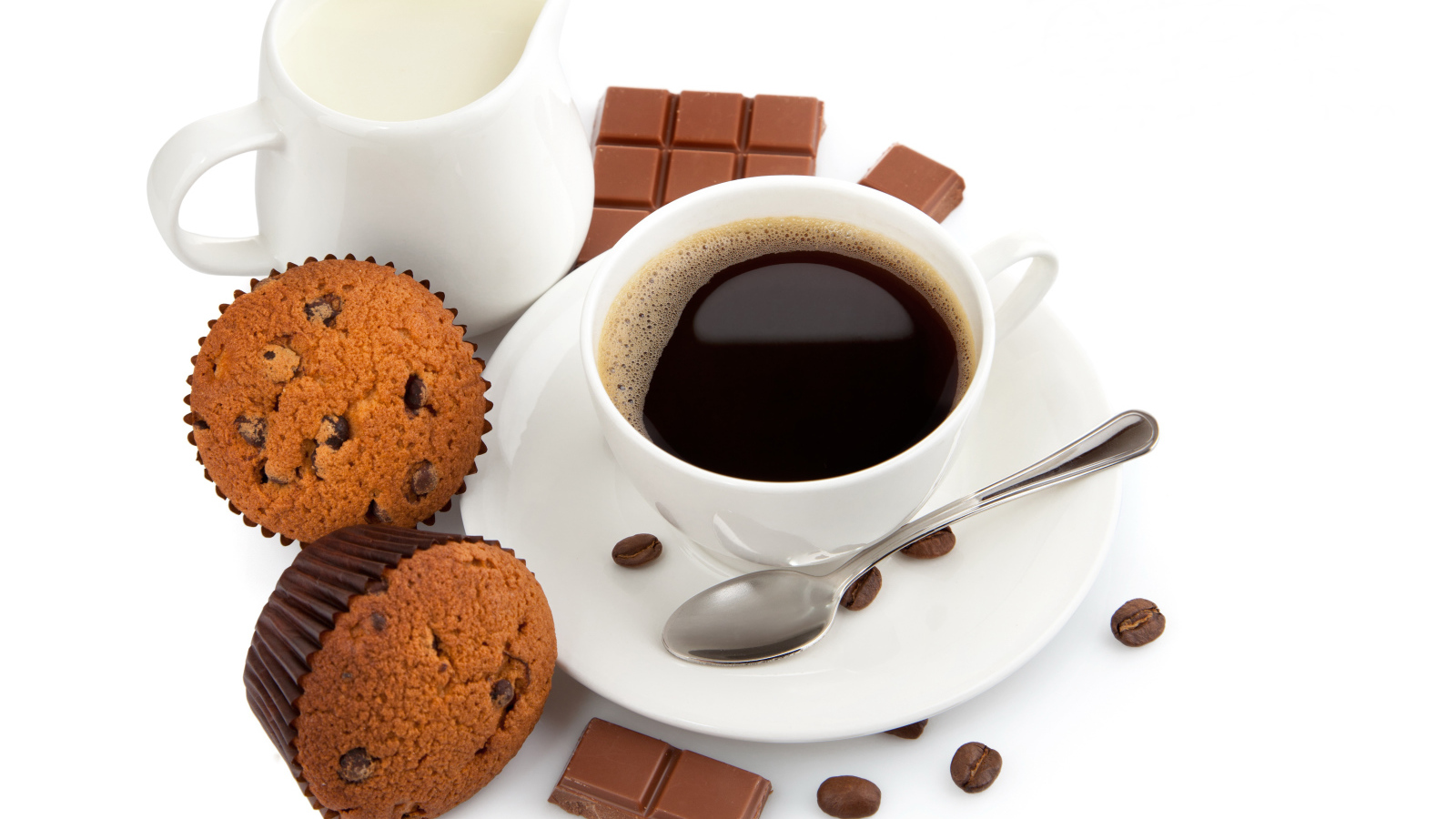 Кофе с молоком, шоколадом и кексами на завтрак