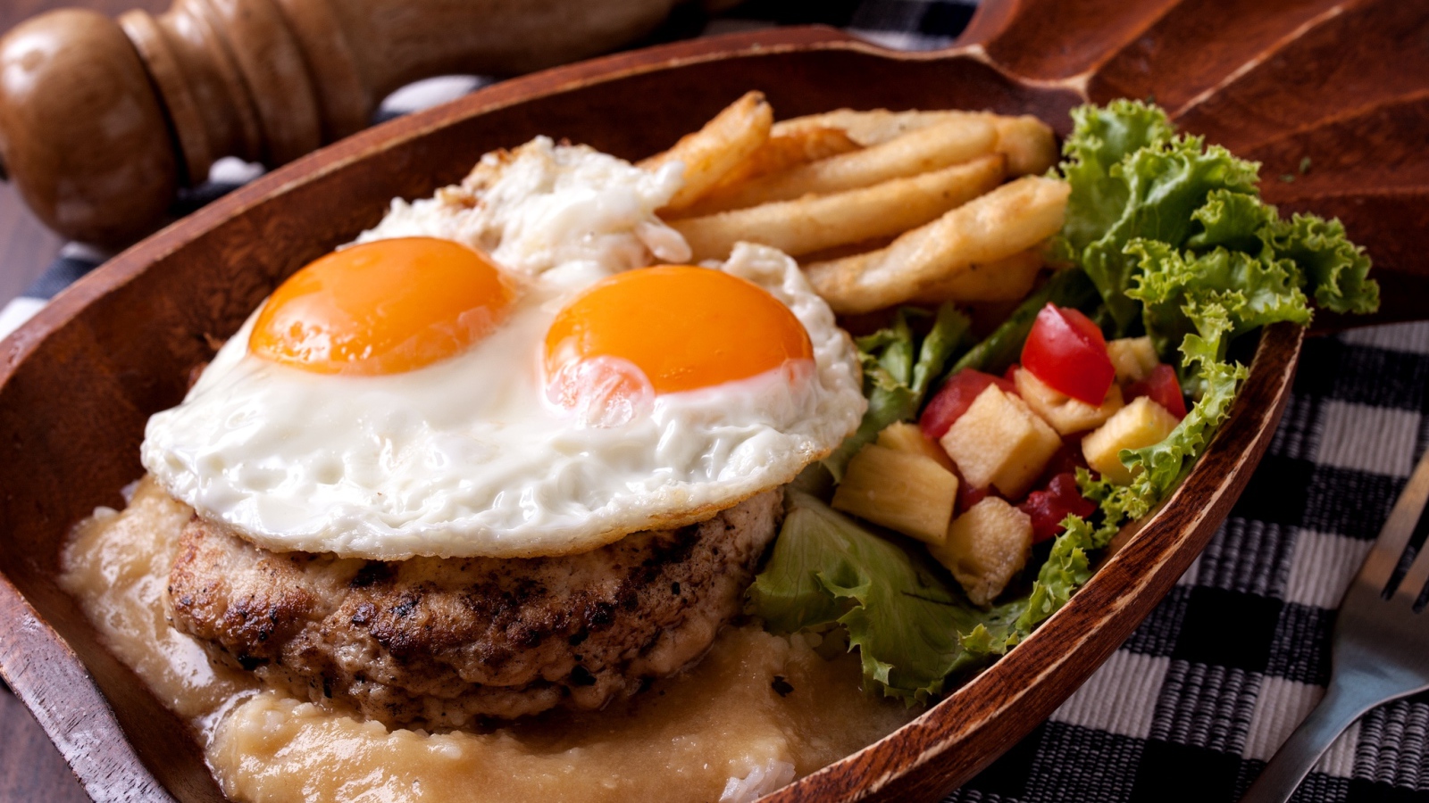 Яичница глазунья с котлетой и овощами 