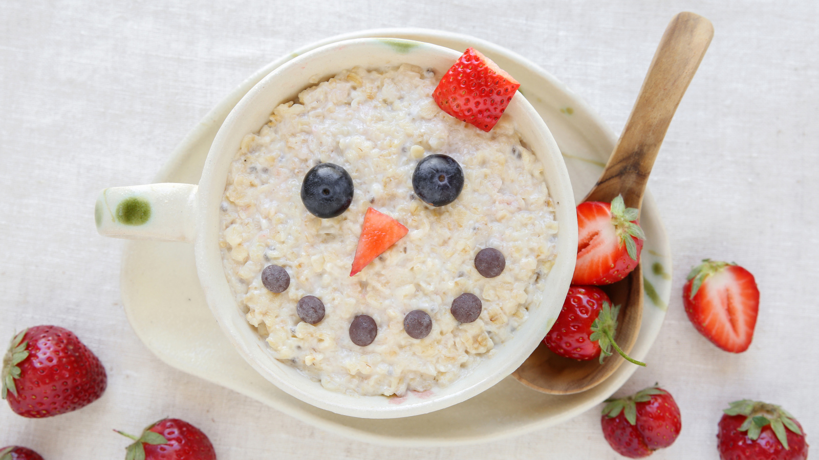 Забавный завтрак из каши с ягодами 