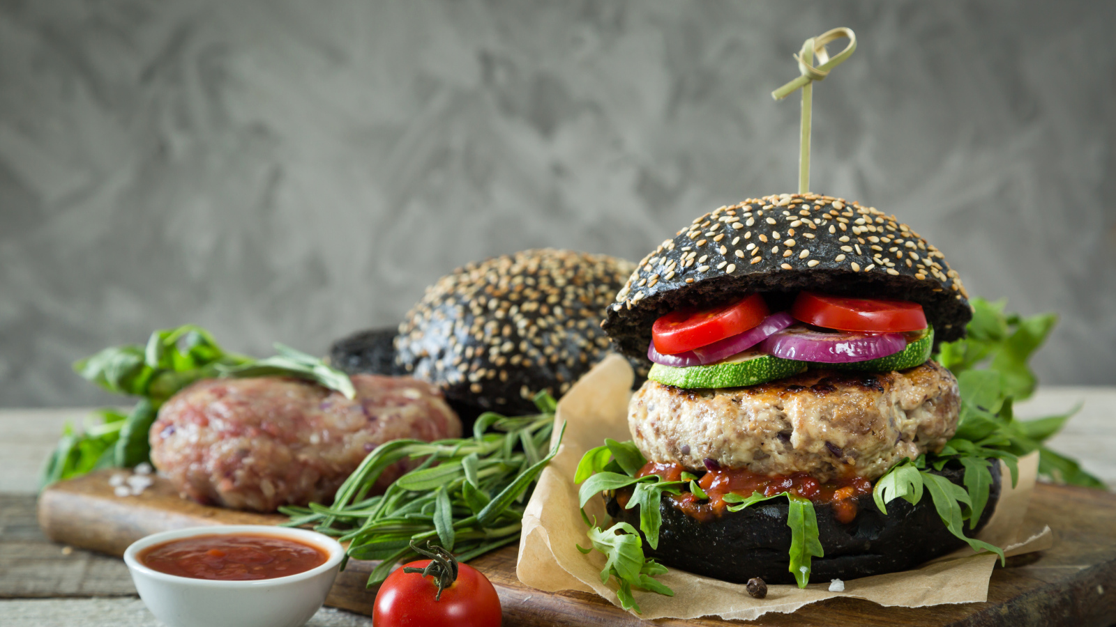 Гамбургер с котлетой и овощами 