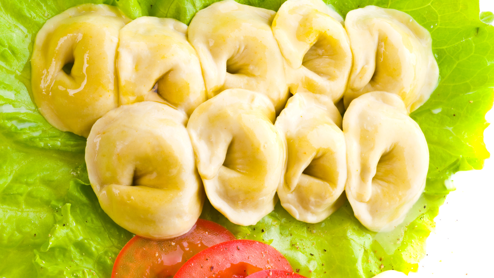 Горячие пельмени с овощами крупным планом 