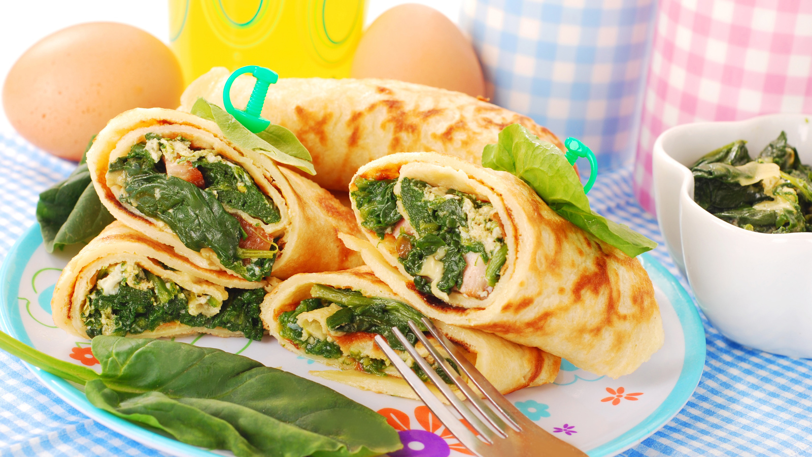 Блины с овощной начинкой на  тарелке 