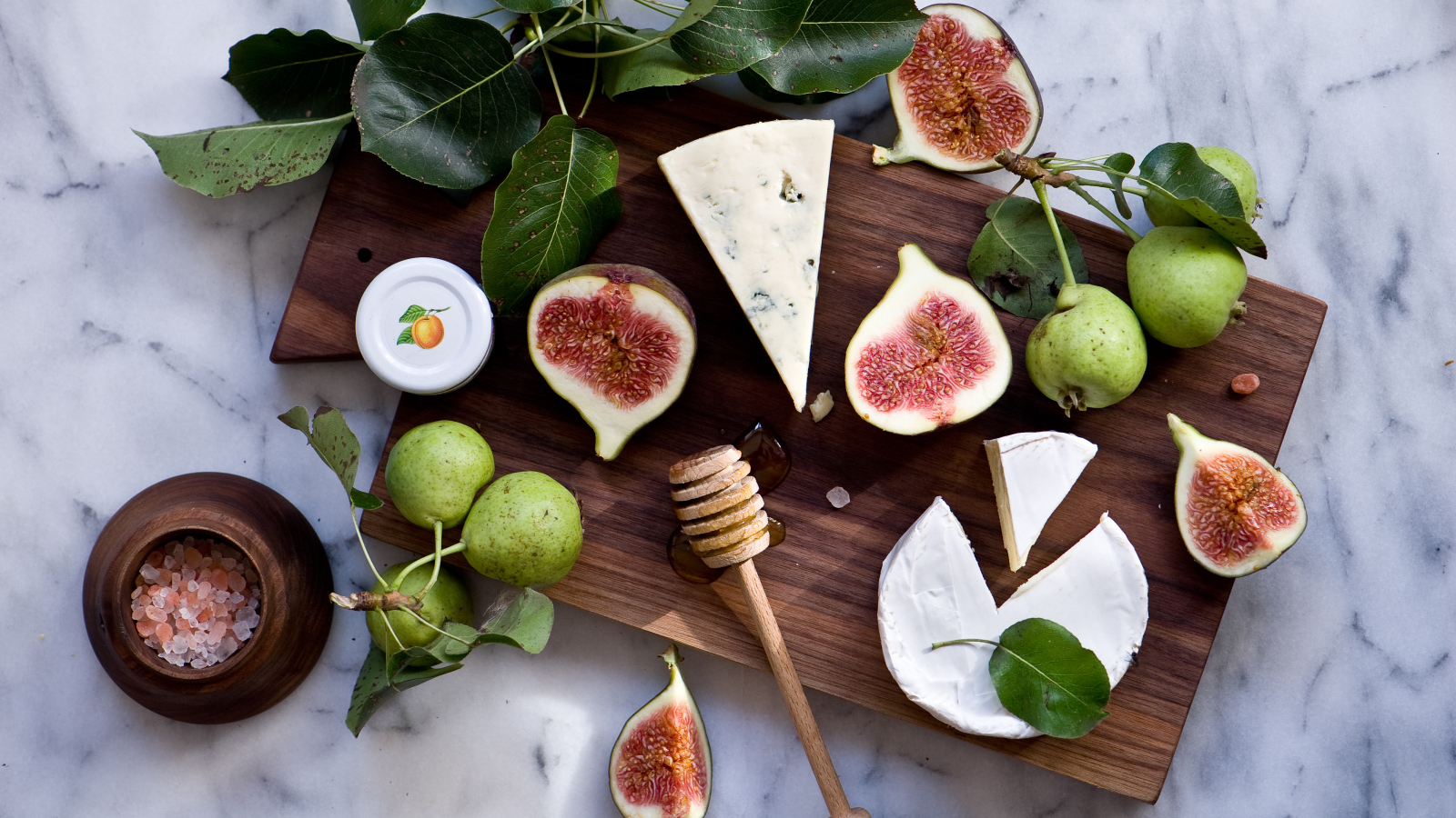 Груши с инжиром и сыром на разделочной доске