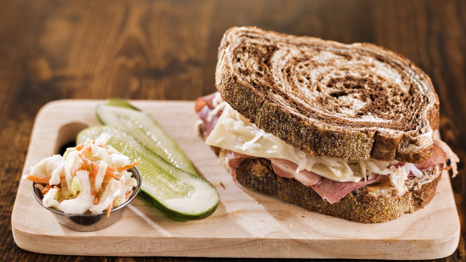 Сэндвич с овощами на разделочной доске 