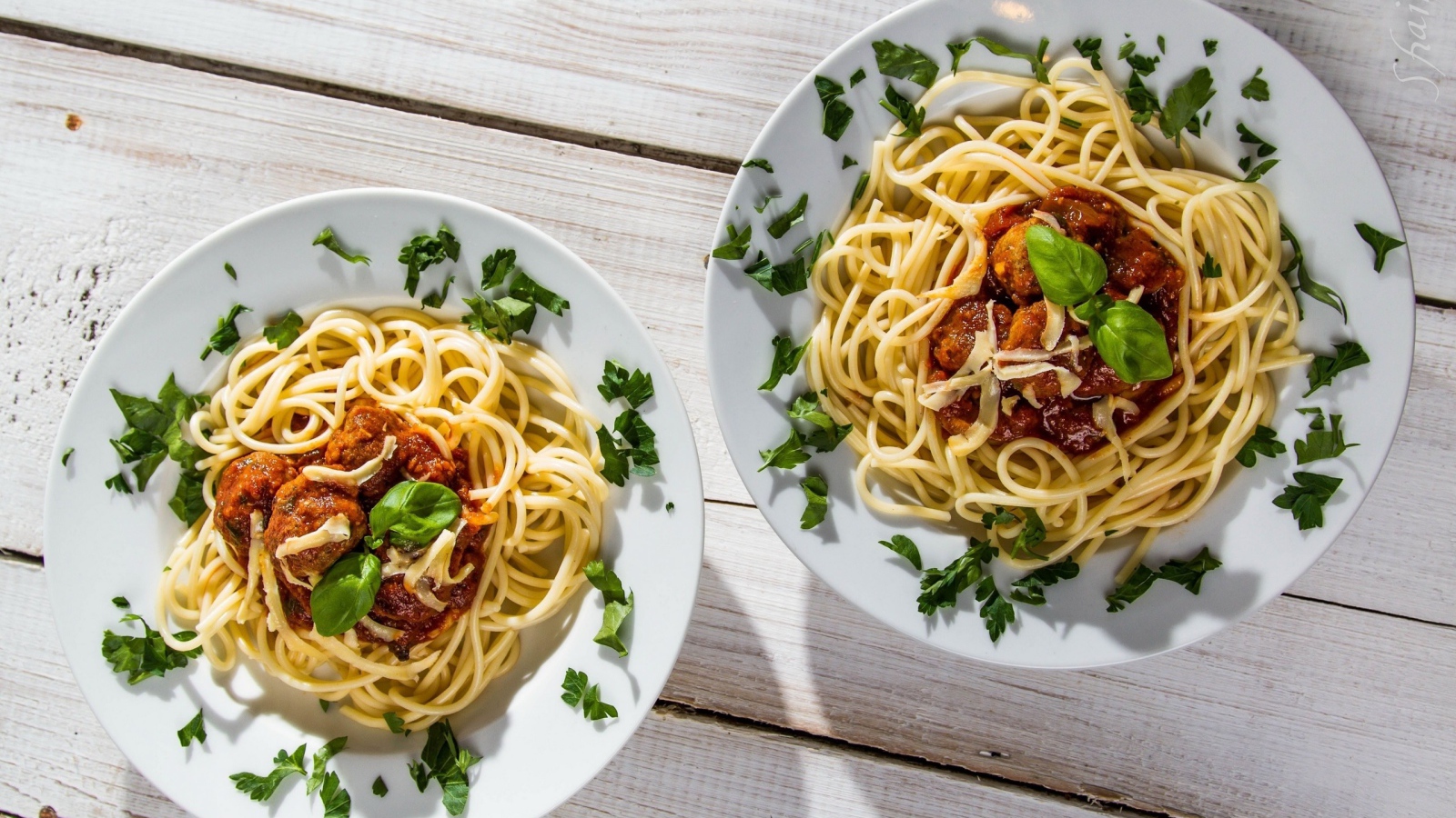 Две тарелки аппетитных спагетти 