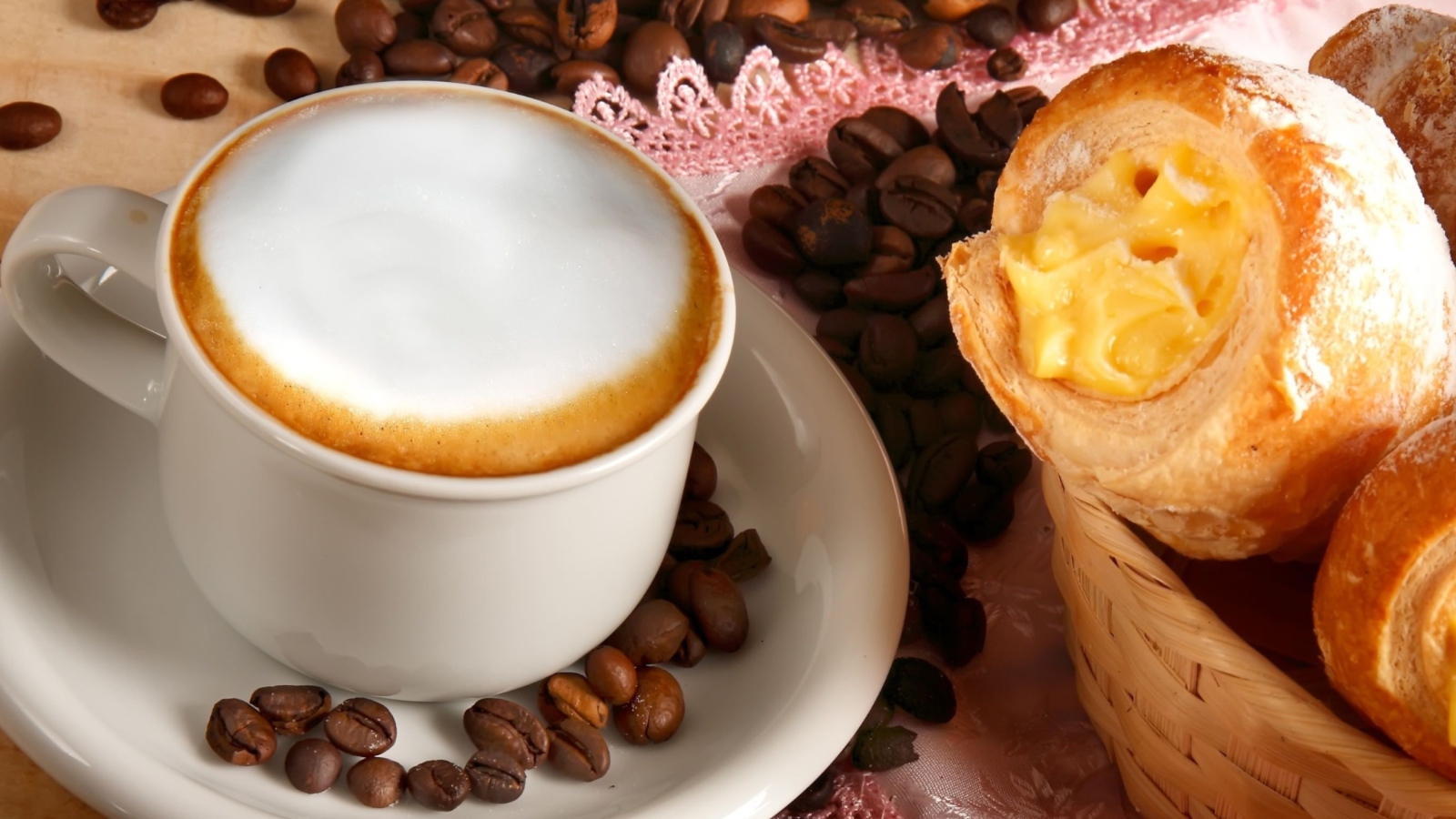 Белая чашка кофе с круассаном 