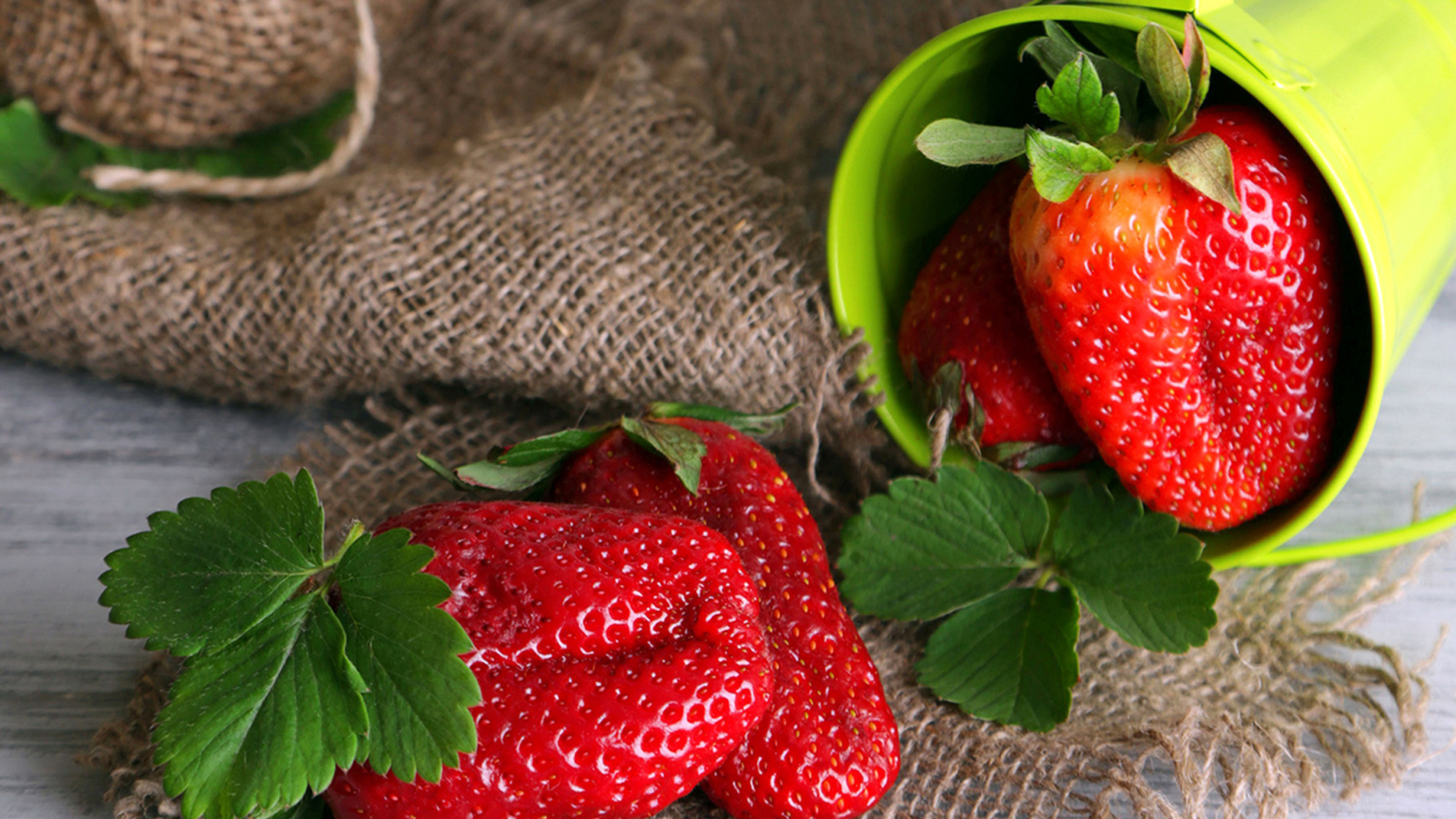 Крупная спелая красная клубника на столе