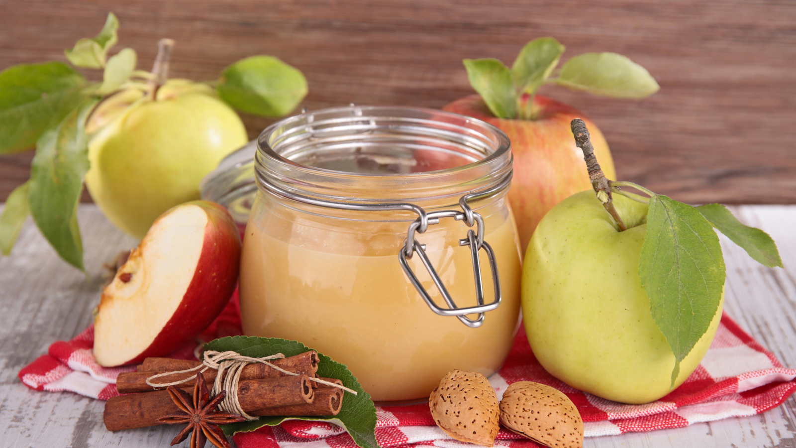 Банка яблочного джема с пряностями на столе