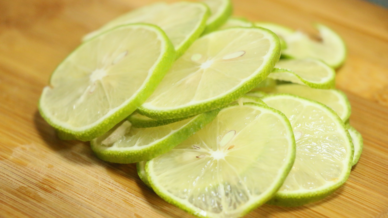 Тонко нарезанные кусочки лайма 