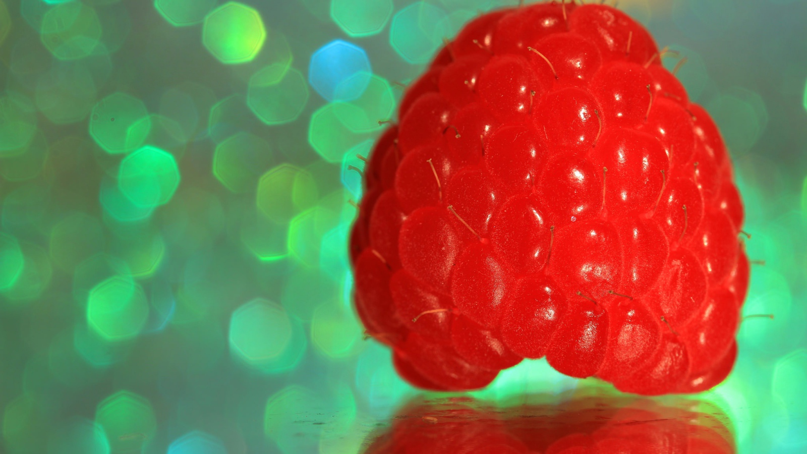 Большая сочная ягода малина крупным планом 