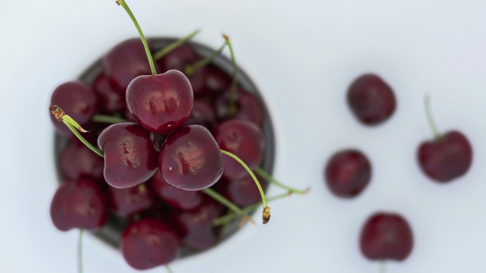 Спелые красные черешни лежат на столе