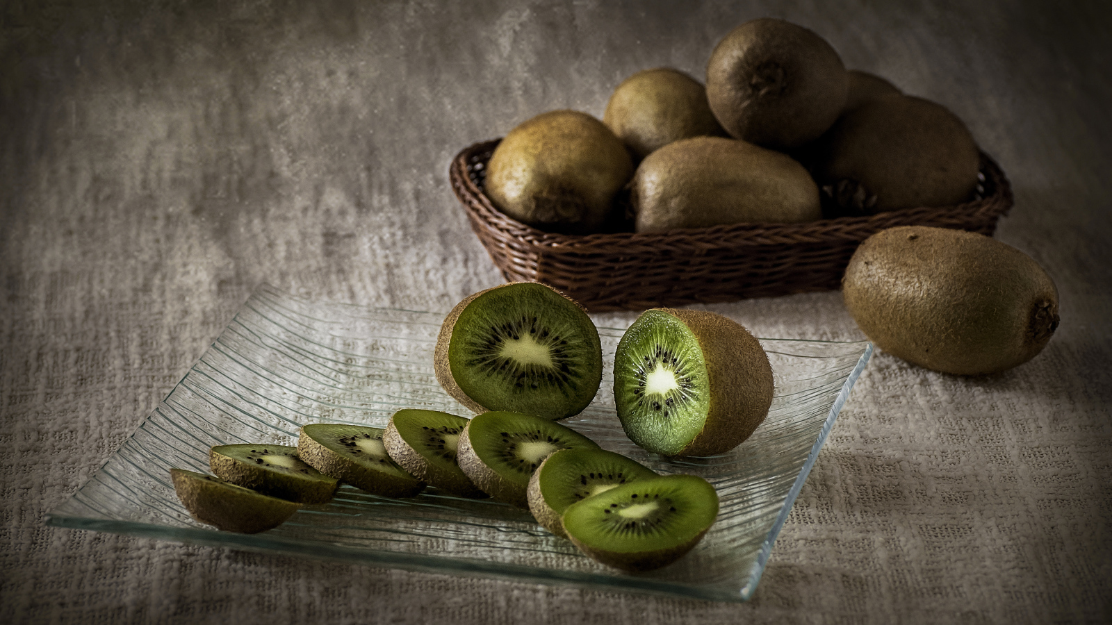 Нарезанный фрукт киви на стеклянной тарелке  