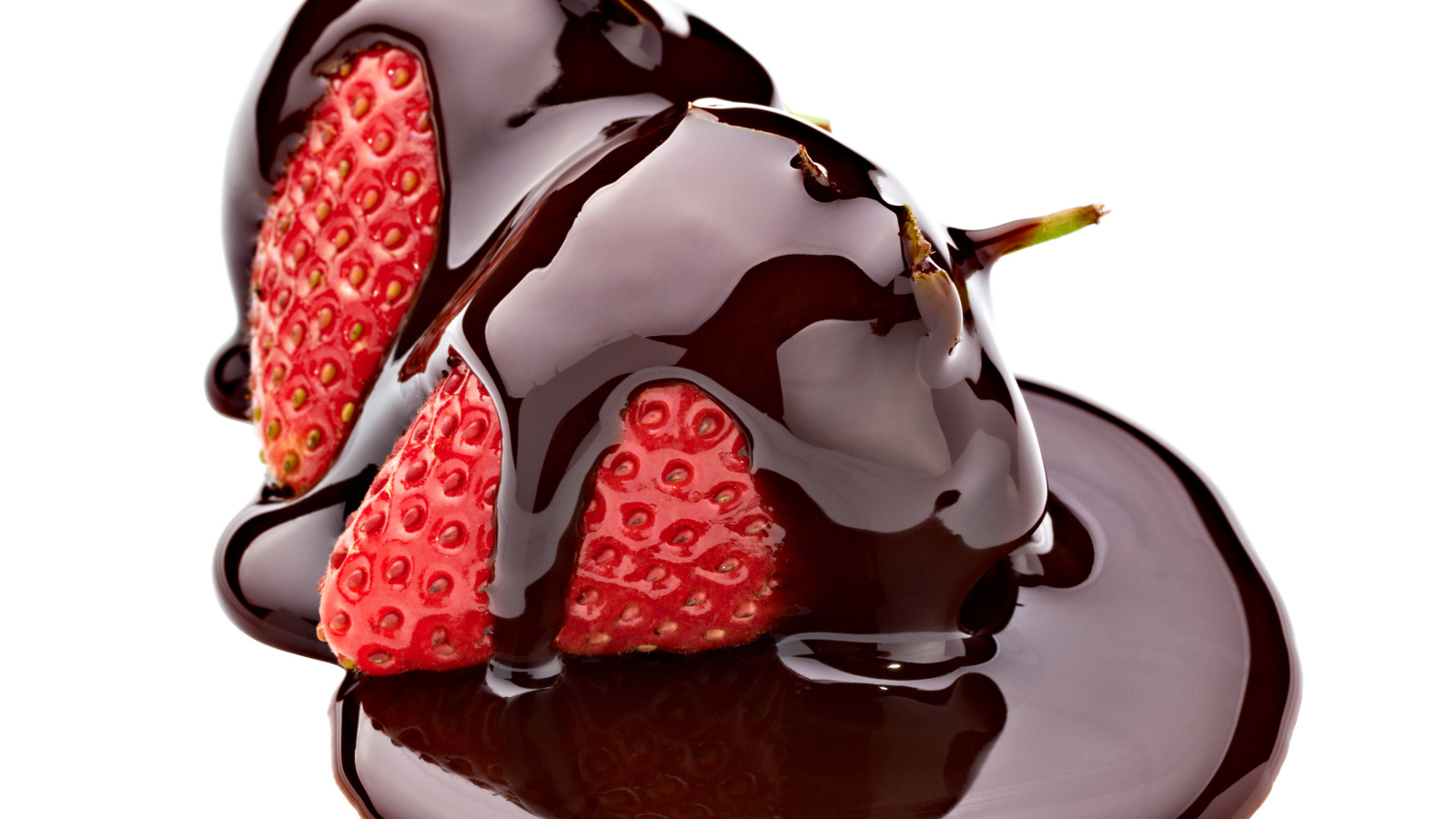 Клубника в черном шоколаде на белом фоне