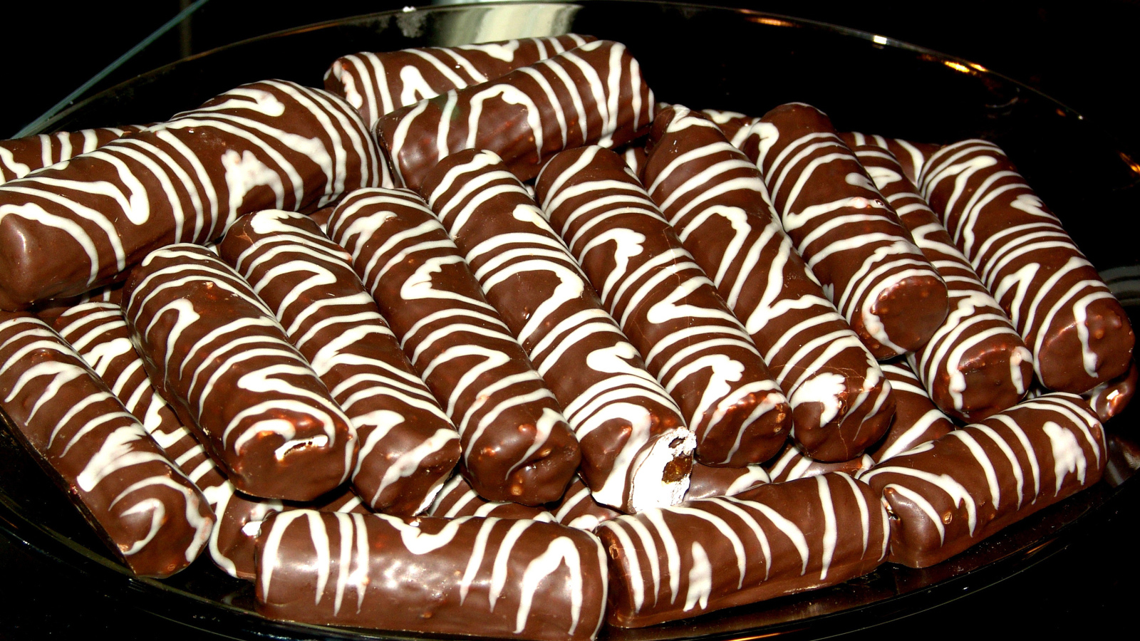 Кондитерское изделие трубочки в шоколаде с кремом