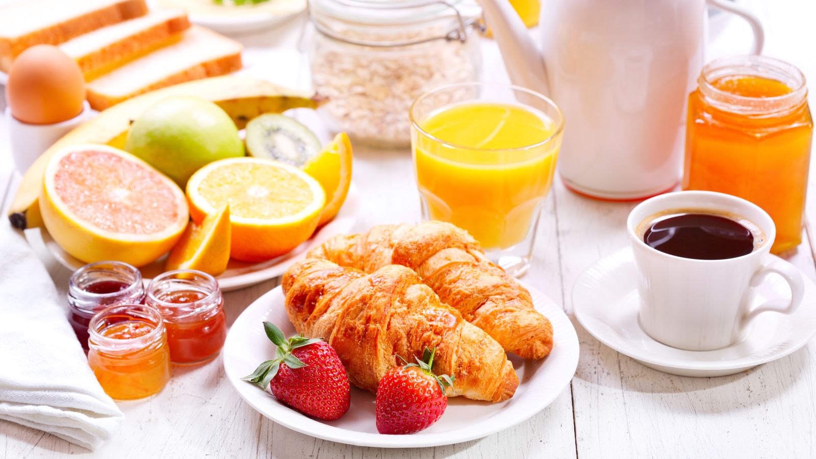 Круассаны с клубникой,мед и цитрусовые на завтрак