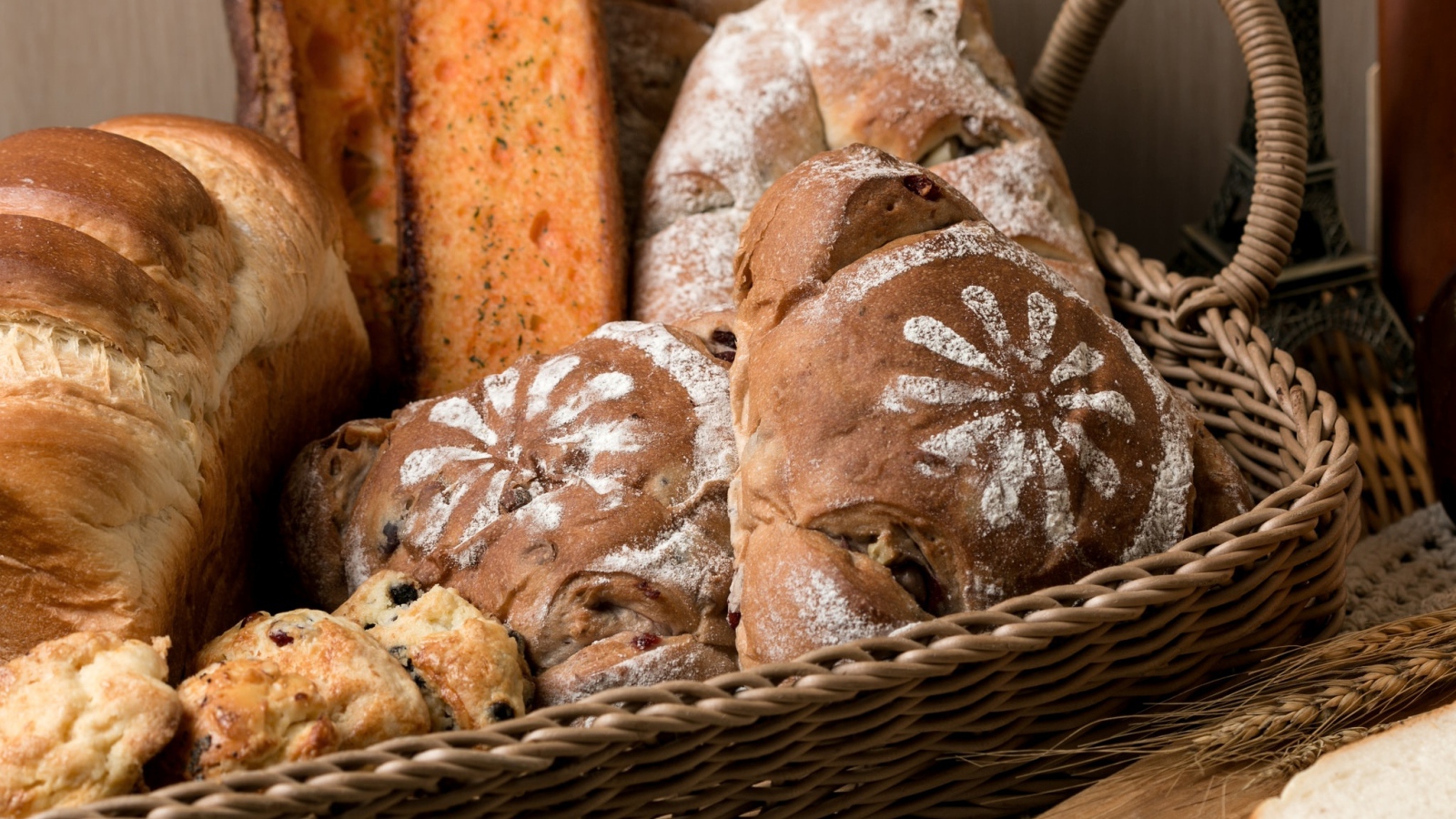 Свежие хлебобулочные изделия в плетеной корзине