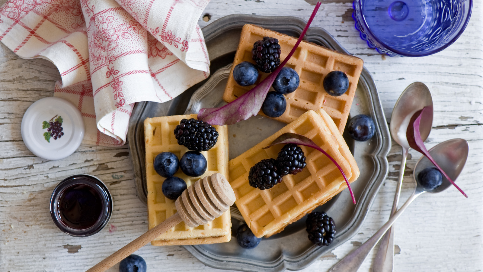 Медовые вафли с черникой и ежевикой
