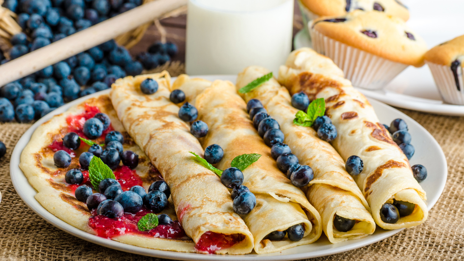 Вкусные блины с вареньем и ягодами черники