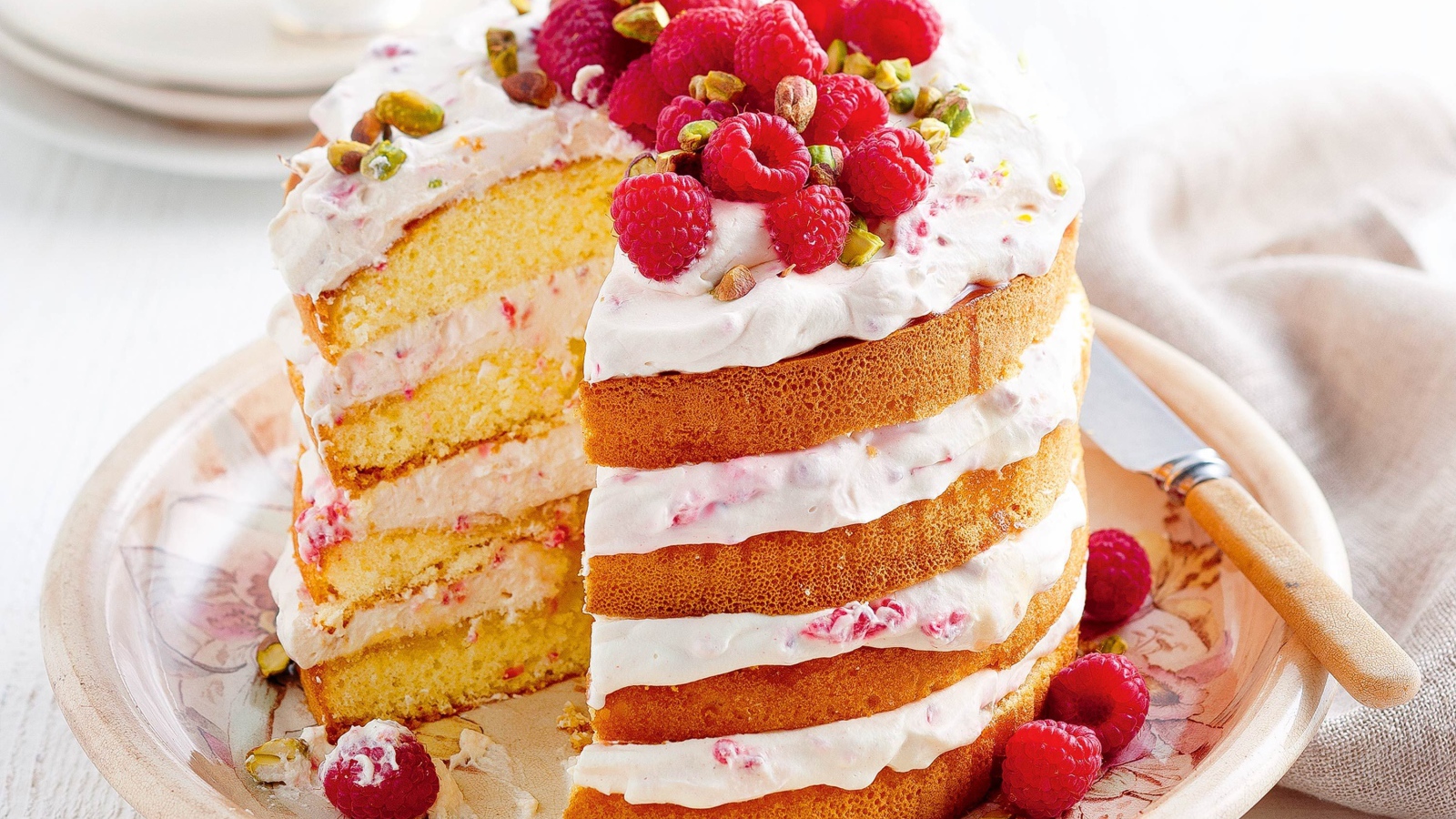 Большой торт со свежей малиной и фисташками