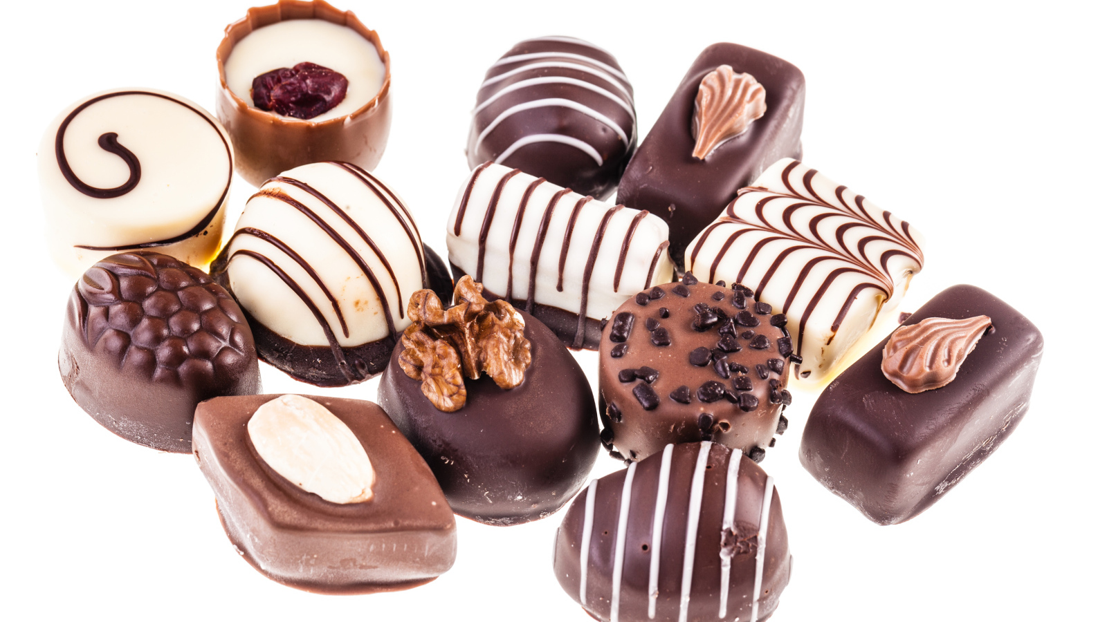 Аппетитные конфеты ассорти на белом фоне