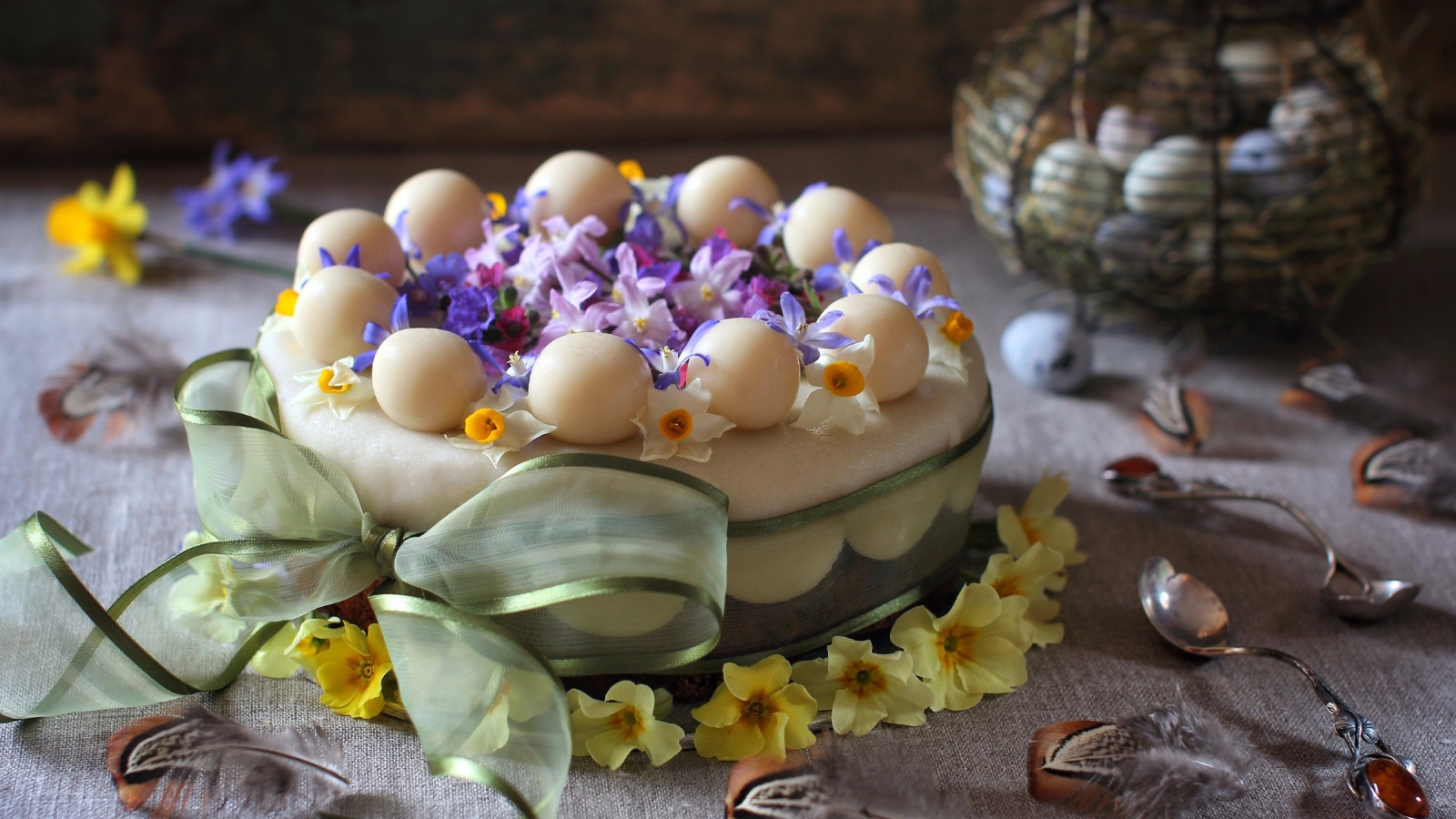 Аппетитный торт с большим бантом и цветами