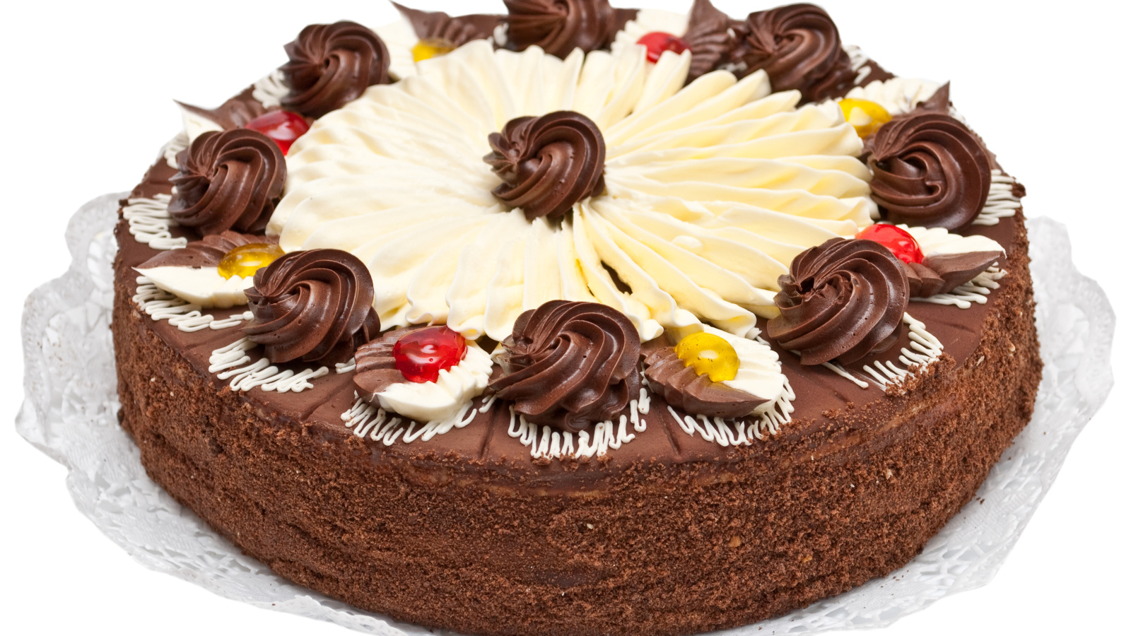 Аппетитный торт с шоколадным кремом на белом фоне