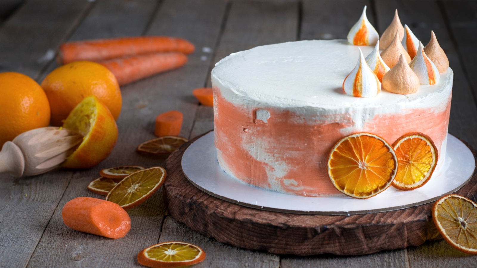 Аппетитные торт с апельсинами на столе