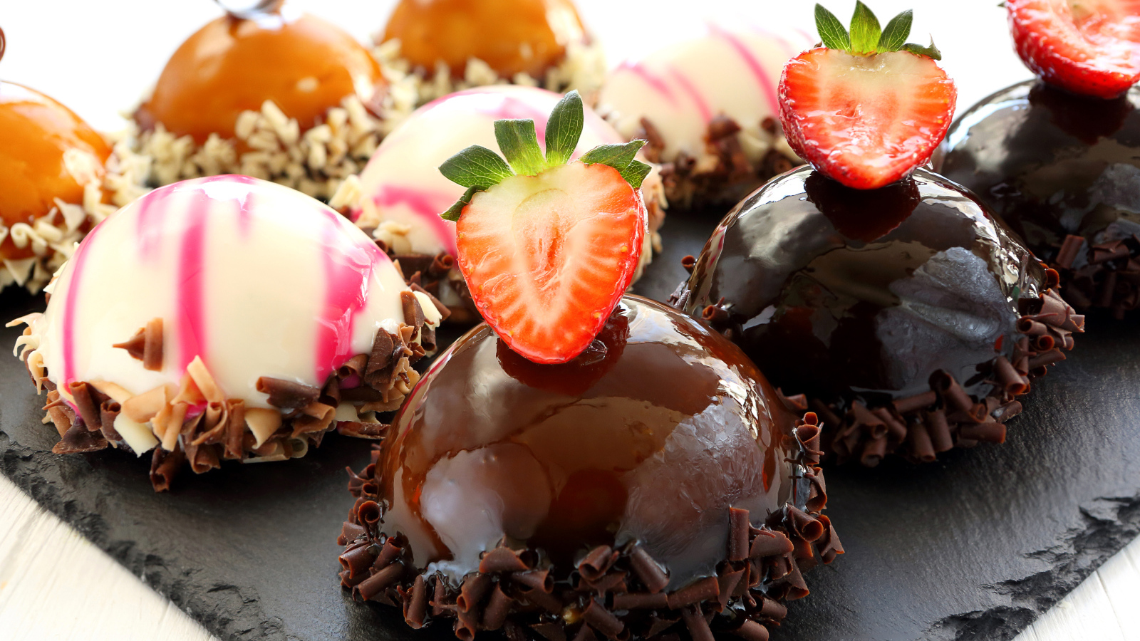 Аппетитные пирожные с шоколадом и клубникой