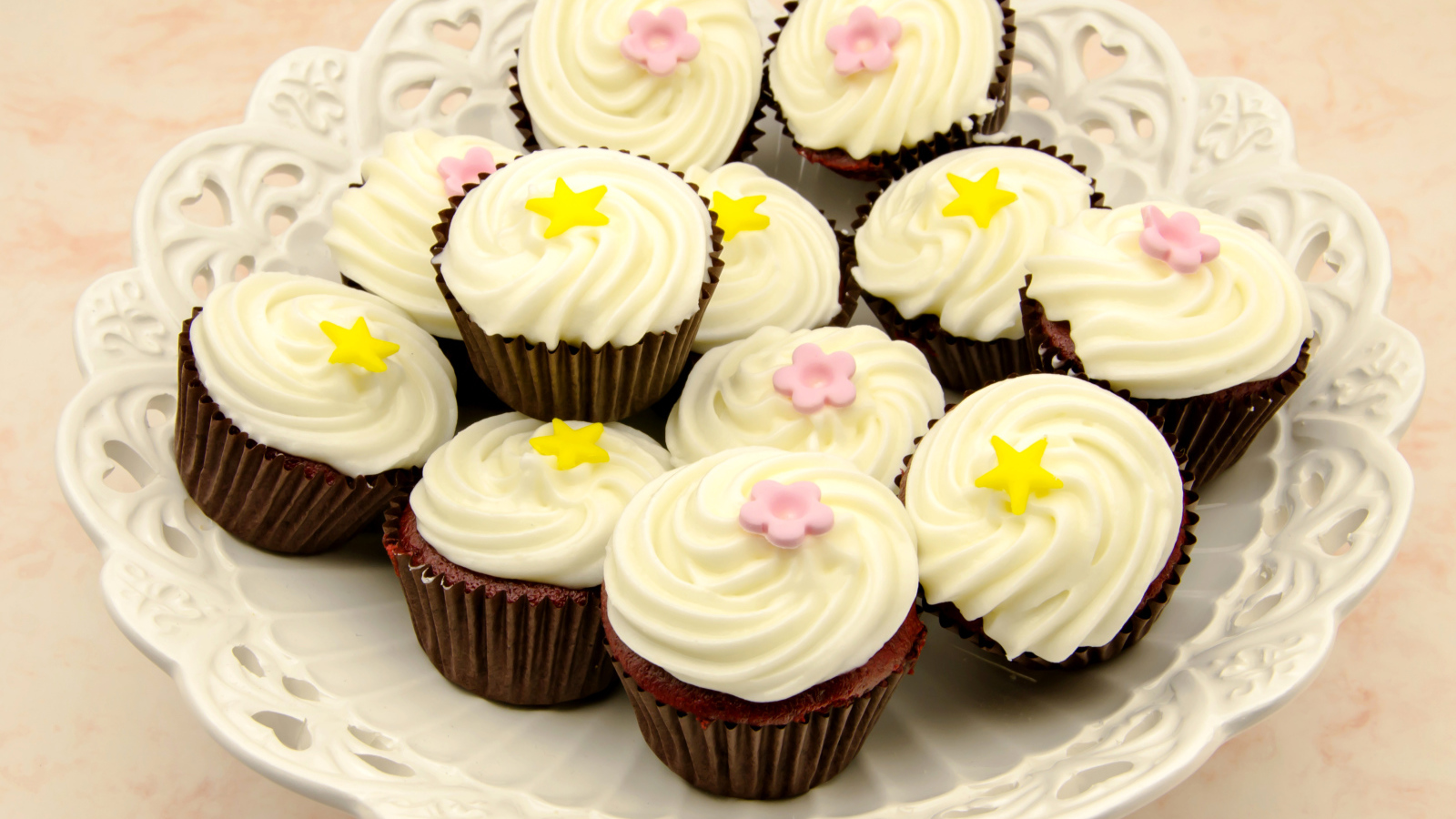 Аппетитные шоколадные капкейки с ванильным кремом