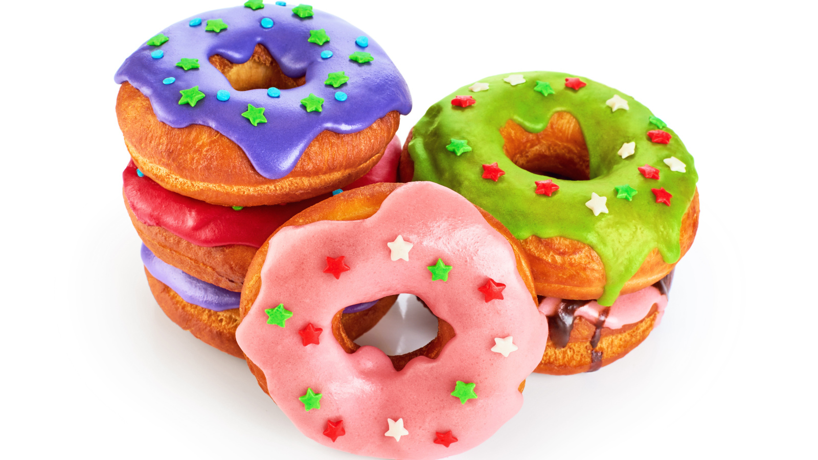 Аппетитные разноцветные пончики на белом фоне