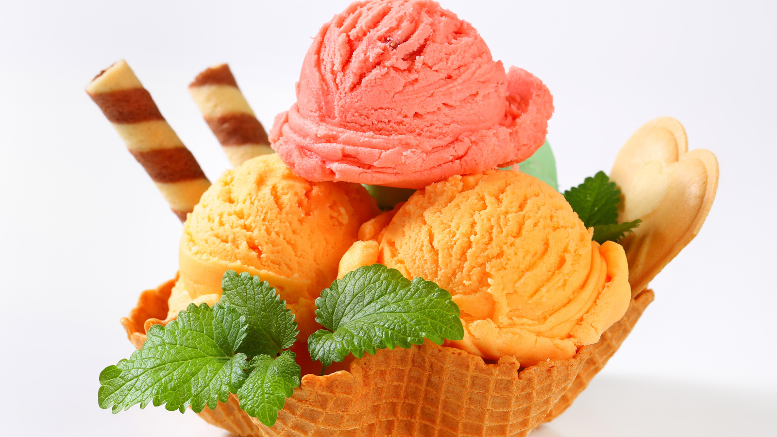 Шарики персикового и малинового мороженого в вафельной корзинке