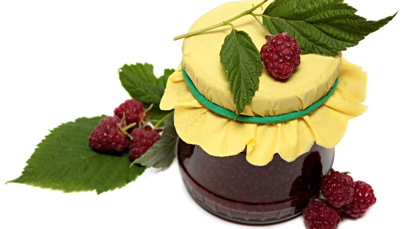 Банка малинового джема со свежей малиной на белом фоне