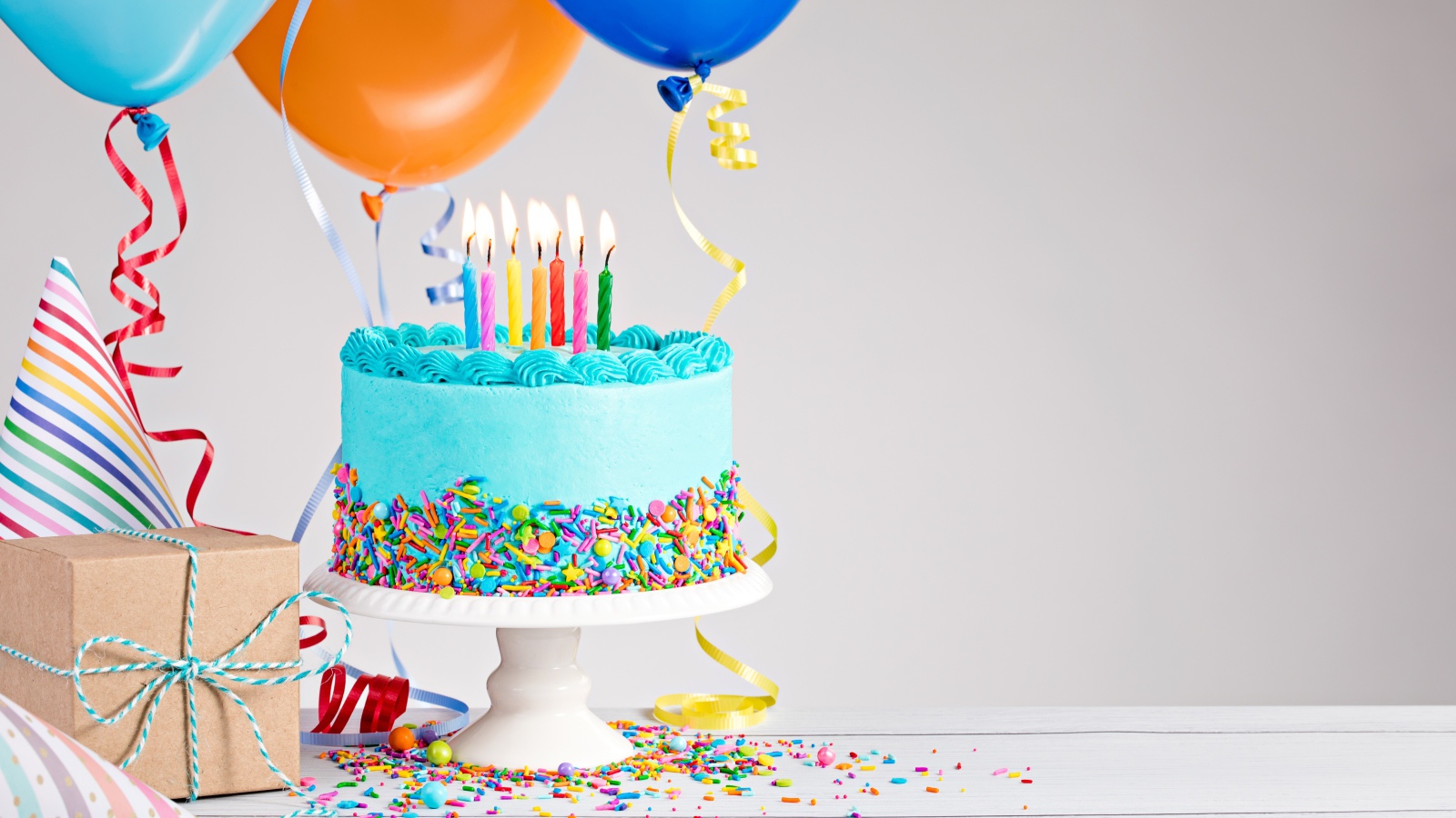 Красивый торт на день рождения с воздушными шарами и подарком