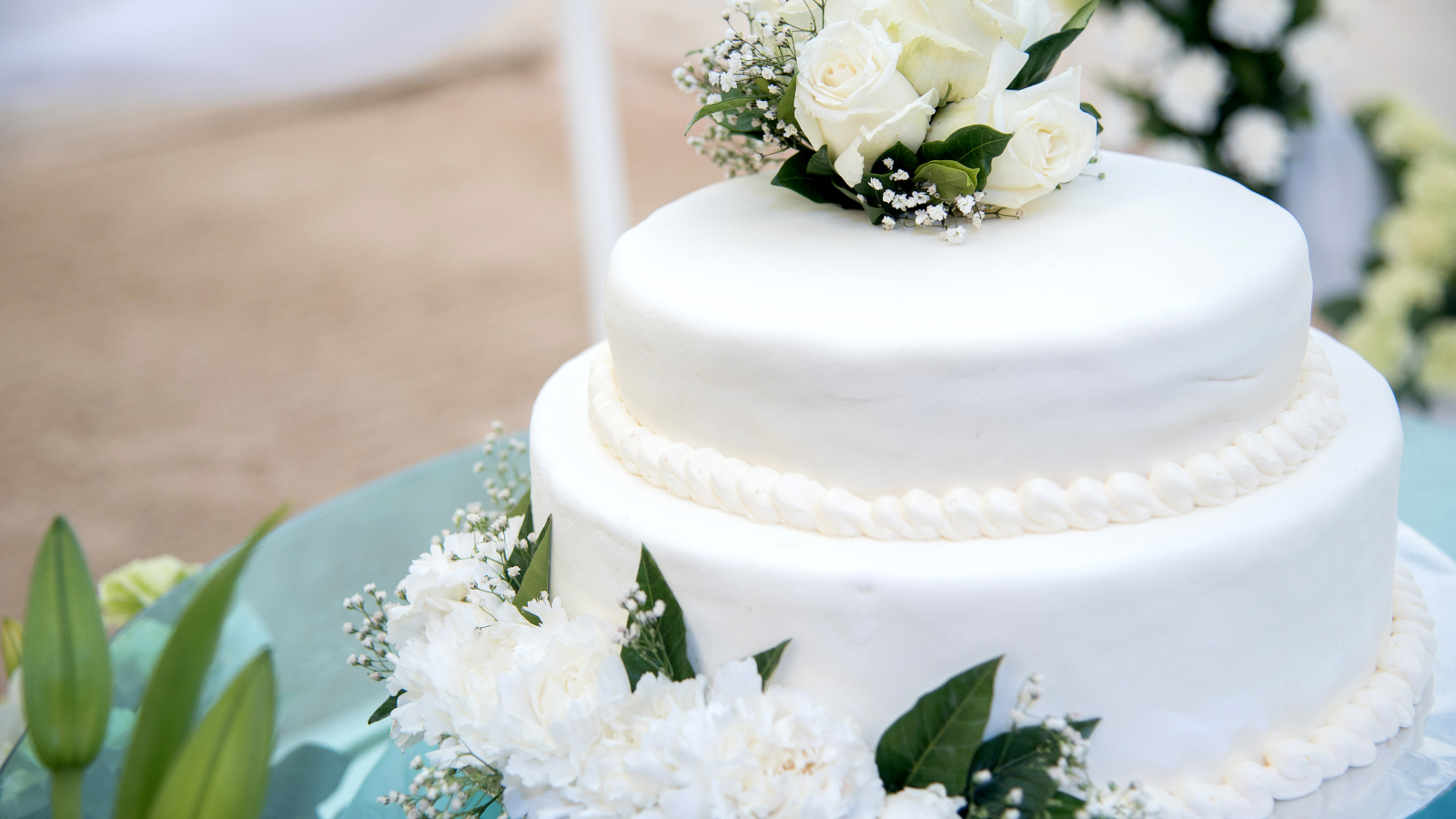 Большой красивый свадебный торт с белыми розами и пионами