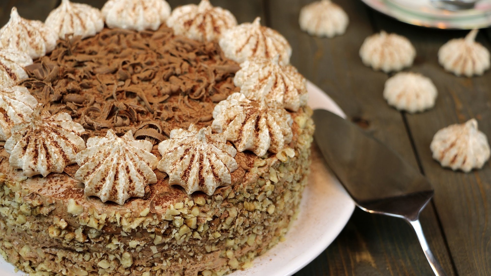 Большой торт с орехами и шоколадом 