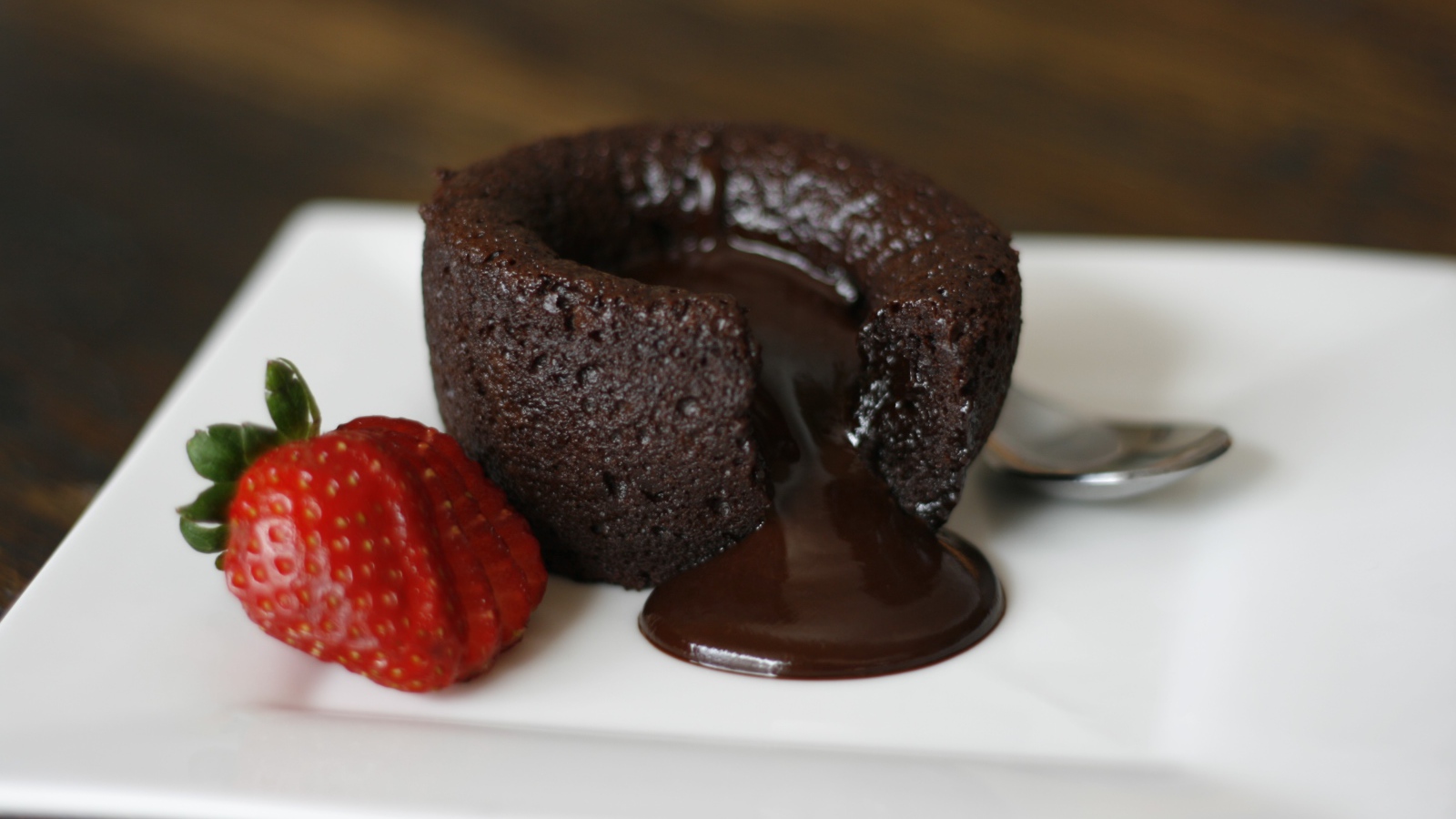 Cake with chocolate and fresh strawberries