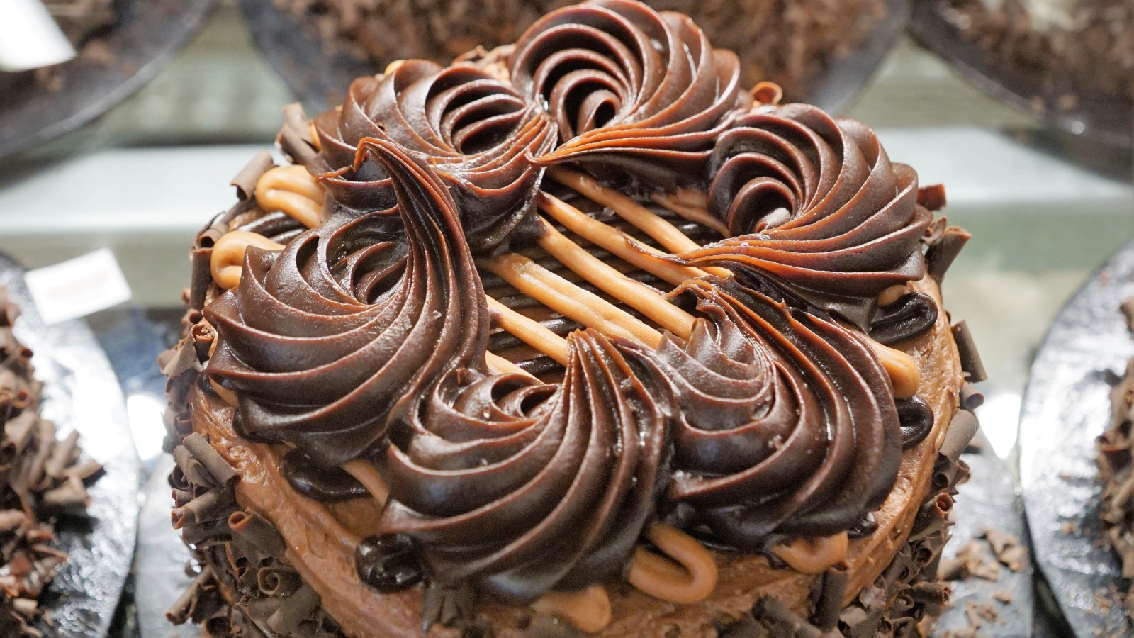 Пирожное с шоколадным кремом и стружкой