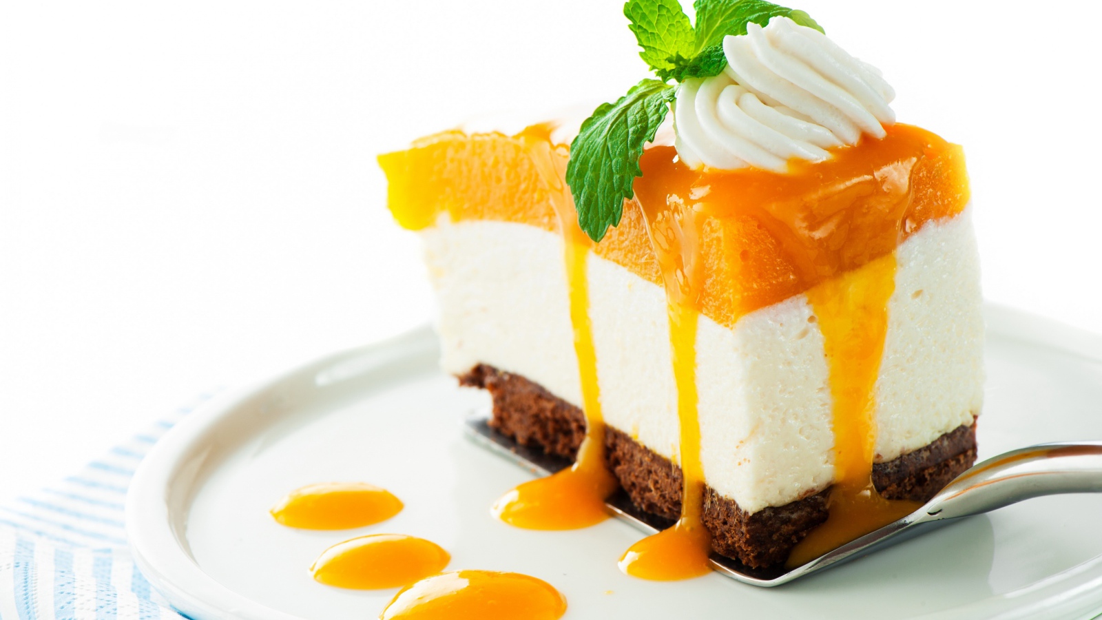 Пирожное с суфле и сливками на белом фоне