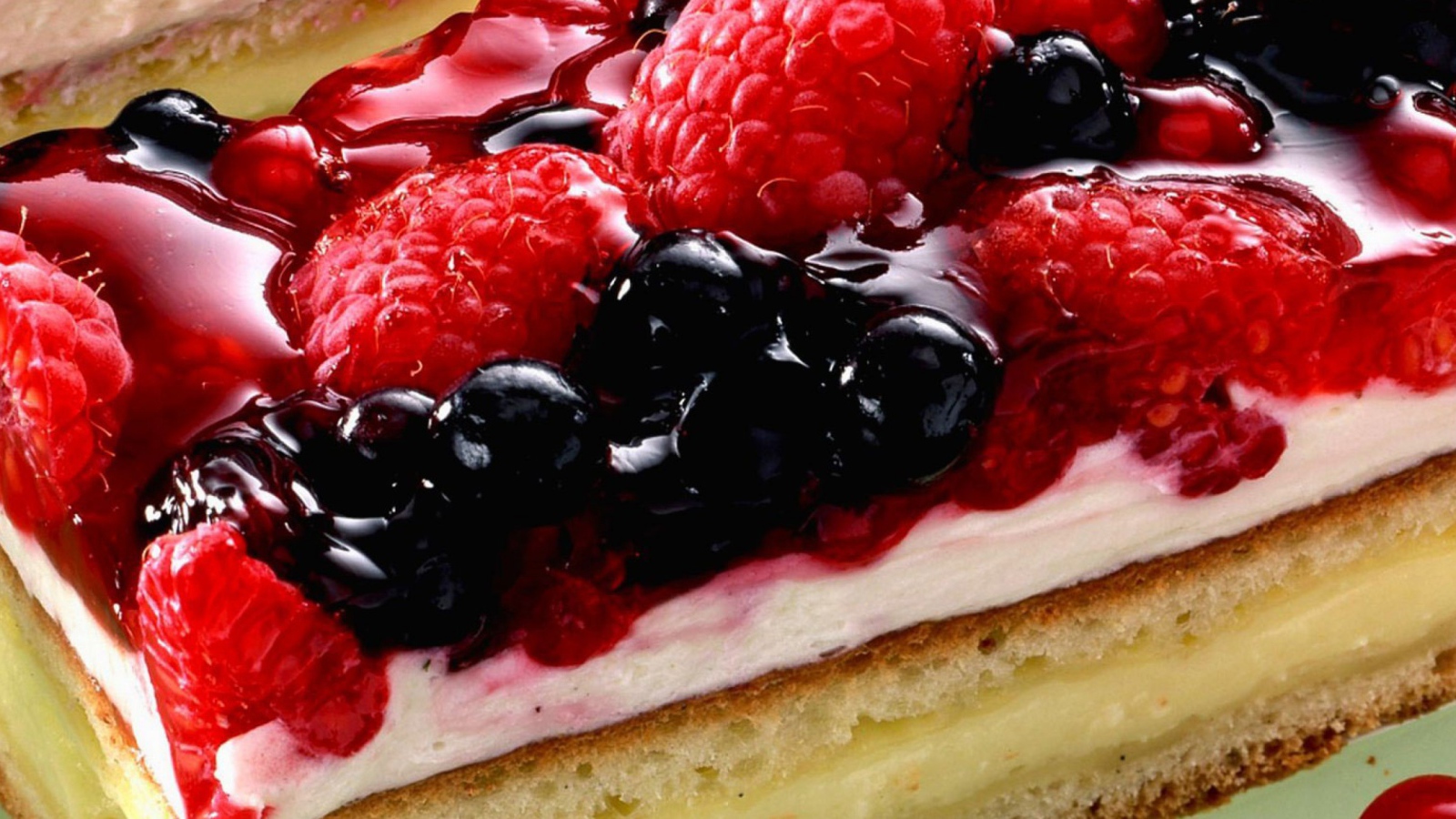 Пирог с суфле и ягодами смородины, малины и клубники