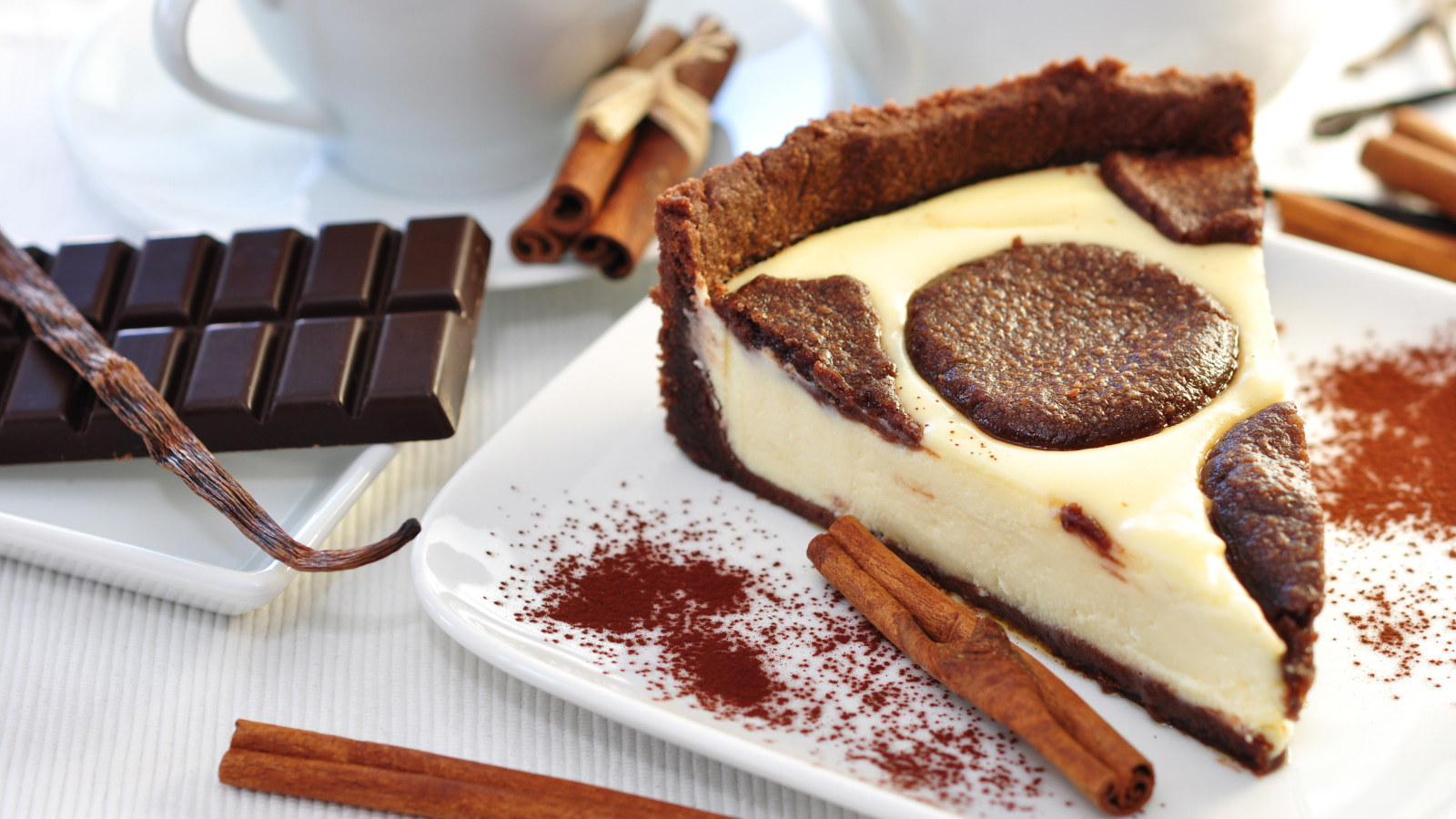 Чизкейк с шоколадом, печеньем и корицей