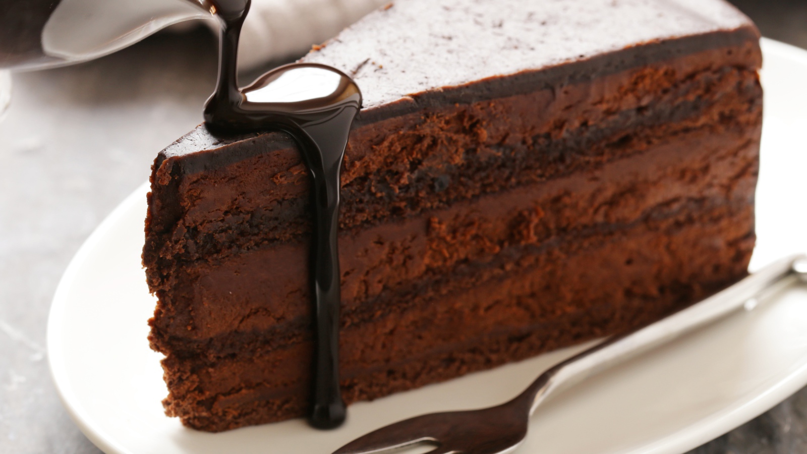 Вкусный торт на белой тарелке с шоколадом