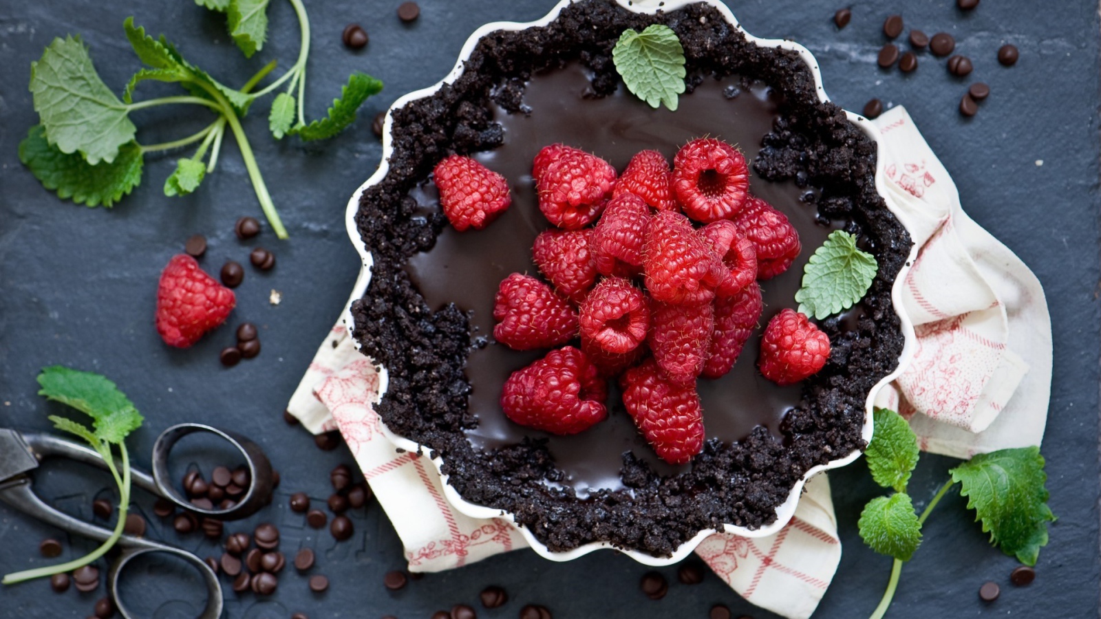 Вкусный торт со свежей малиной 